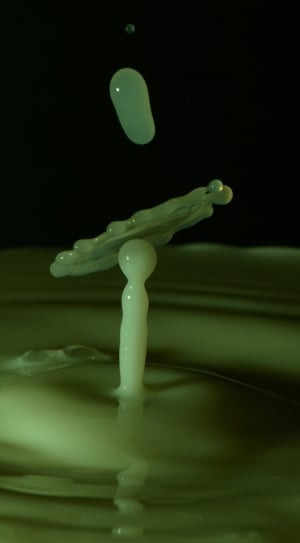 white liquid droplets photoghraphy thumbnail