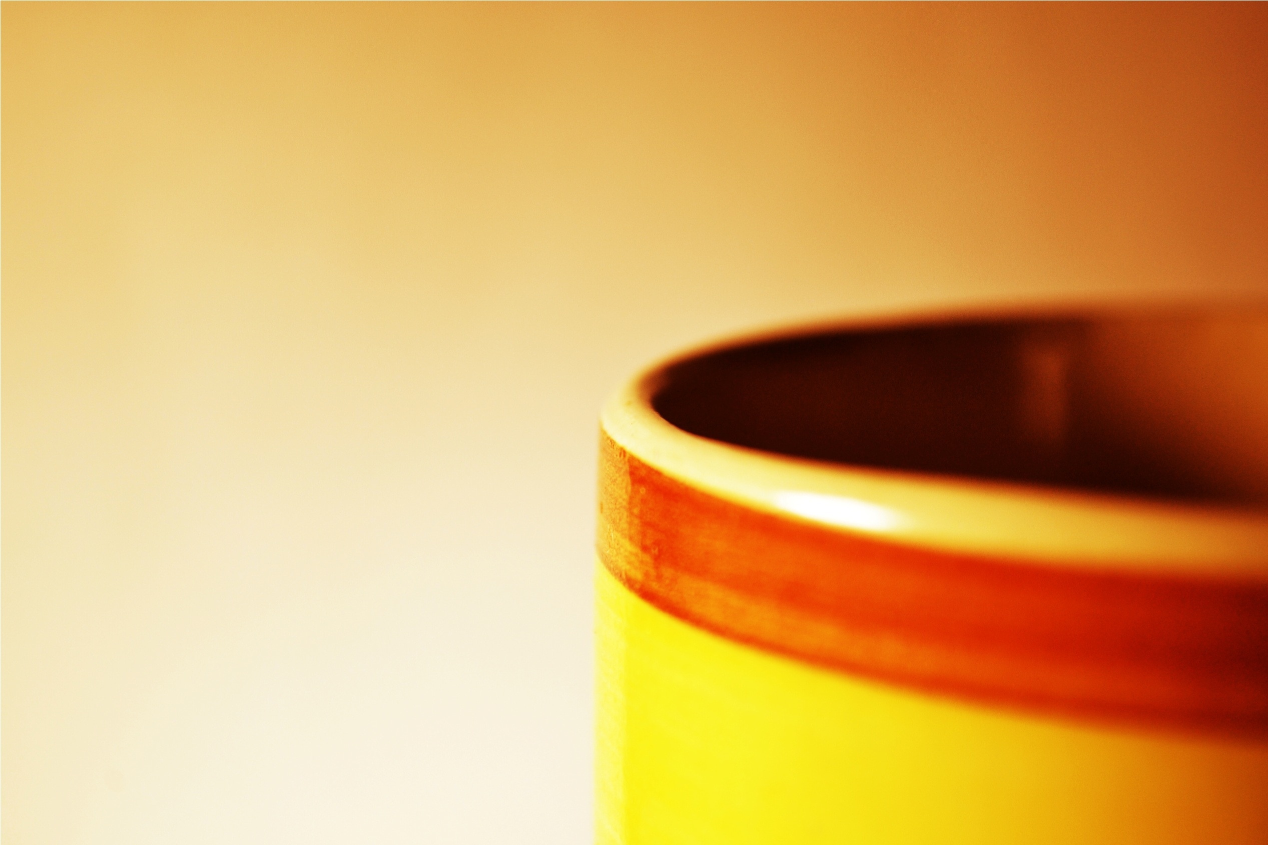 closeup photography of brown mug
