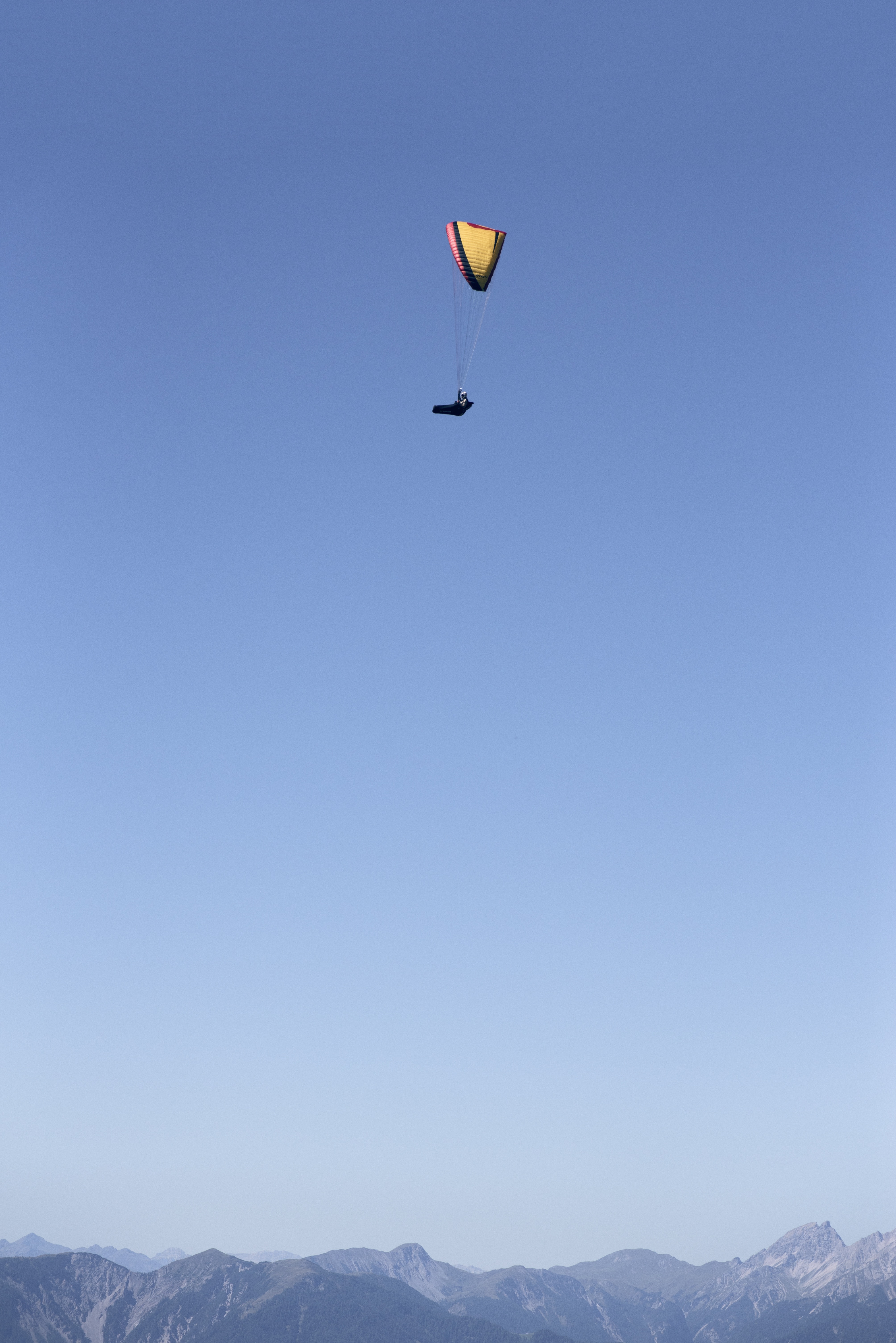 yellow and black paraglide