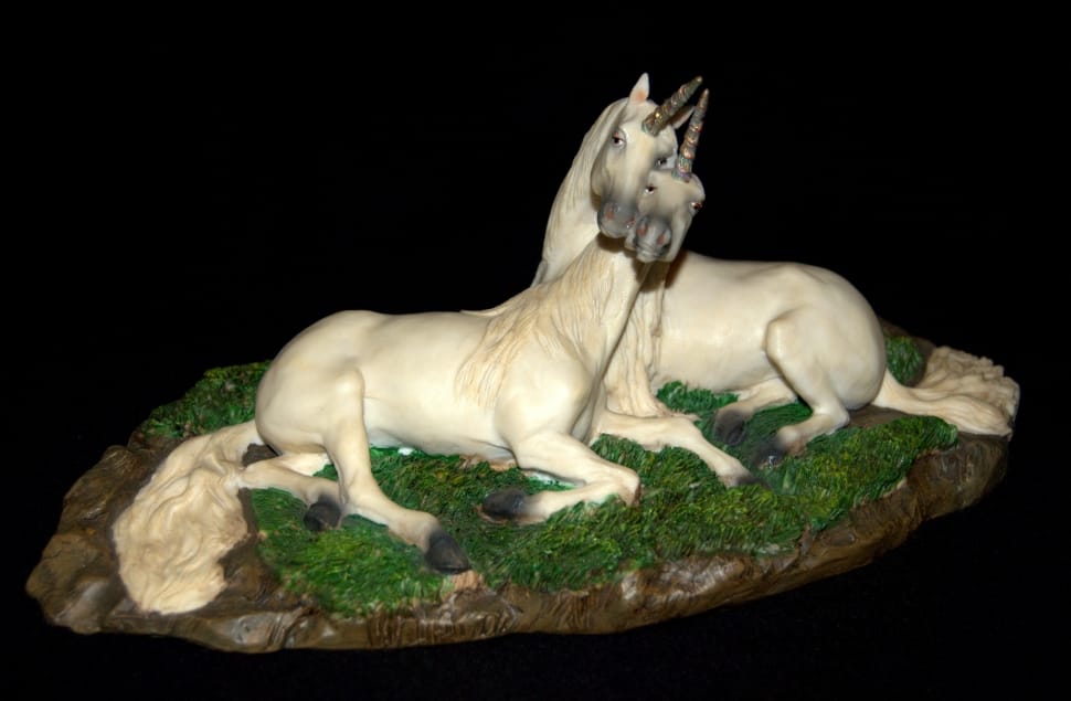 2 white unicorn figurine preview