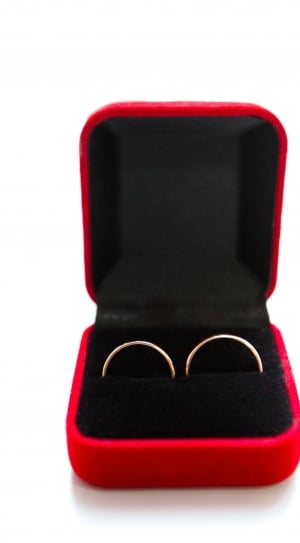 two silver couple ring in red box thumbnail