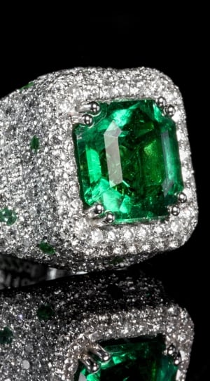 Diamond Set, Emerald, Ring, Color Po, green color, black background thumbnail