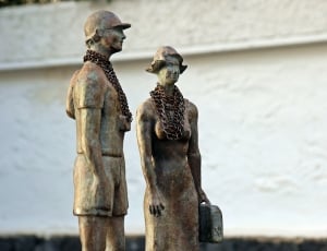 woman and man ceramic figures thumbnail