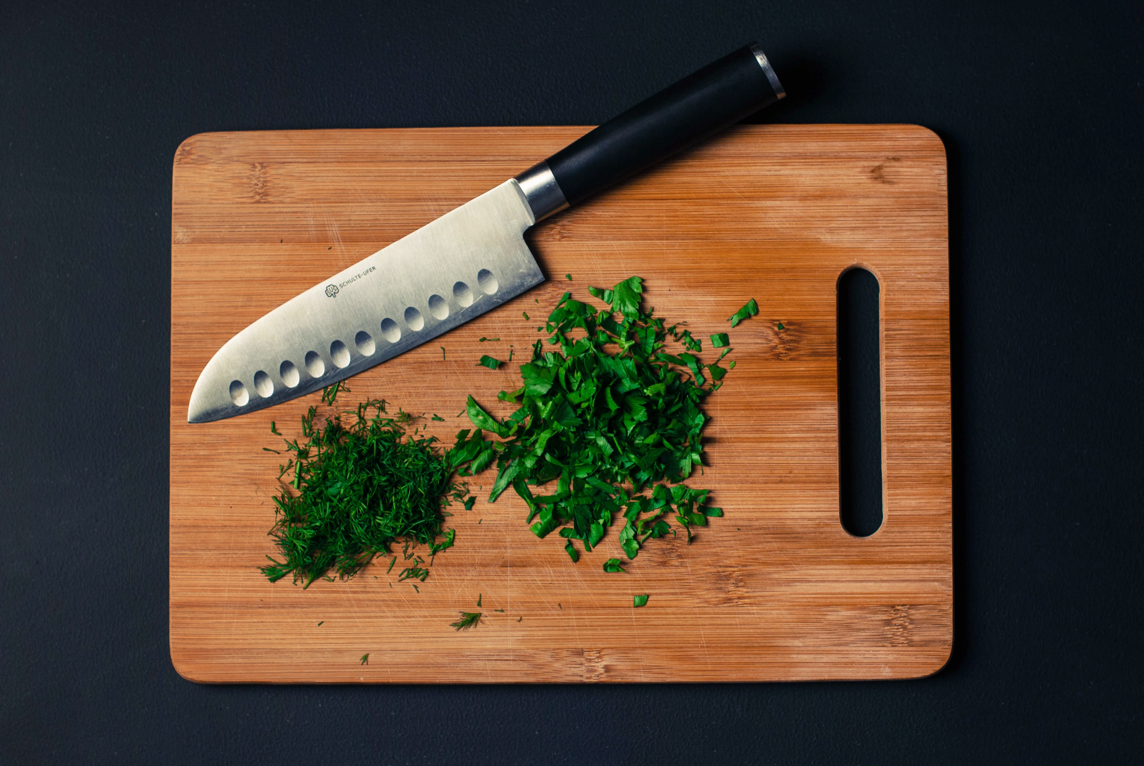 Нож режет овощи. Разделочная доска с ножом. Разделоччная доска с ножо. Кухонный нож на доске. Разделочная доска с зеленью.