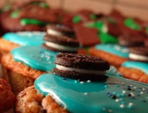 closeup photography of cupcake with cookie toppings thumbnail