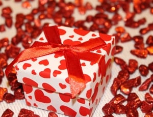 red heart square gift box thumbnail