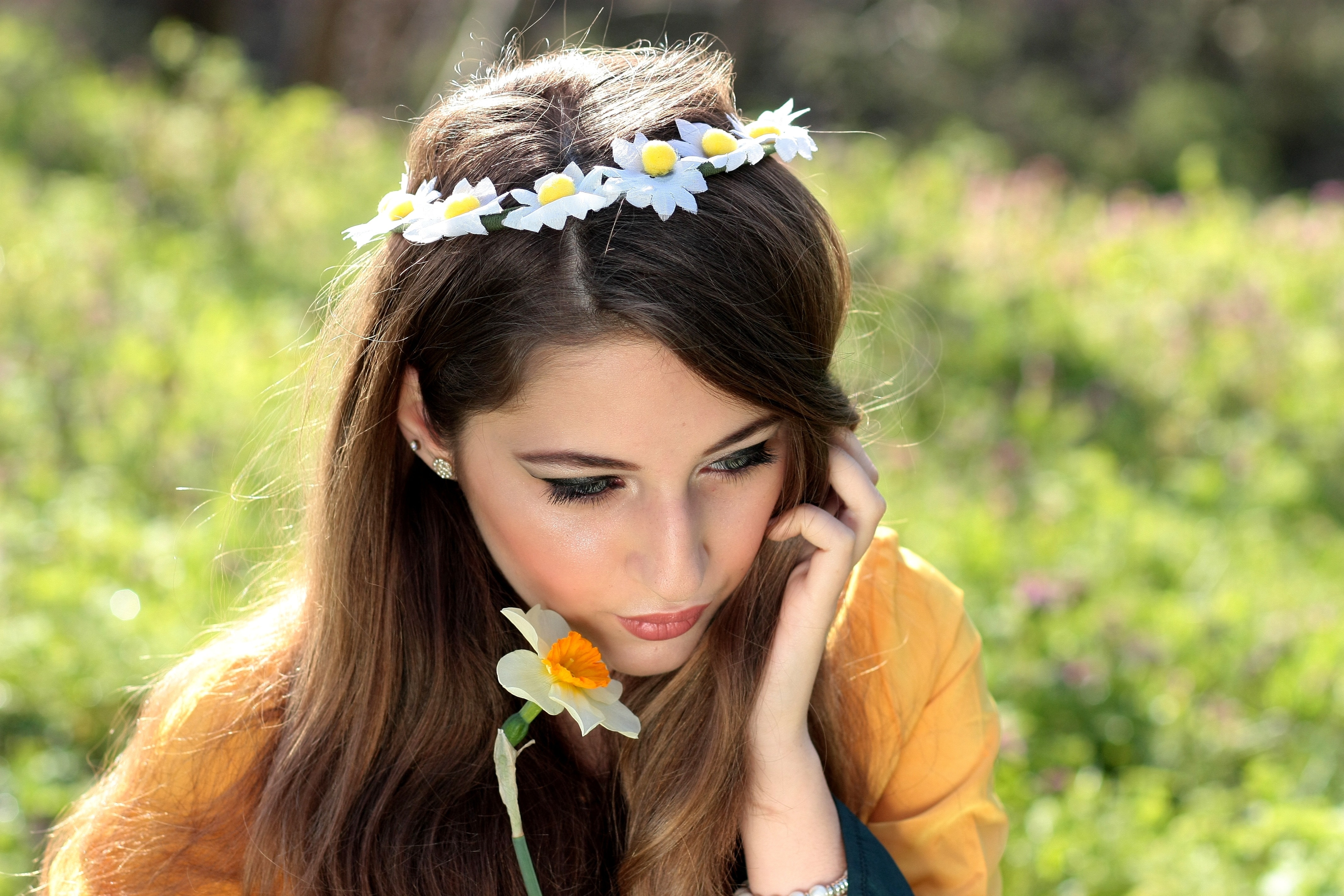 women's white and yellow floral crown