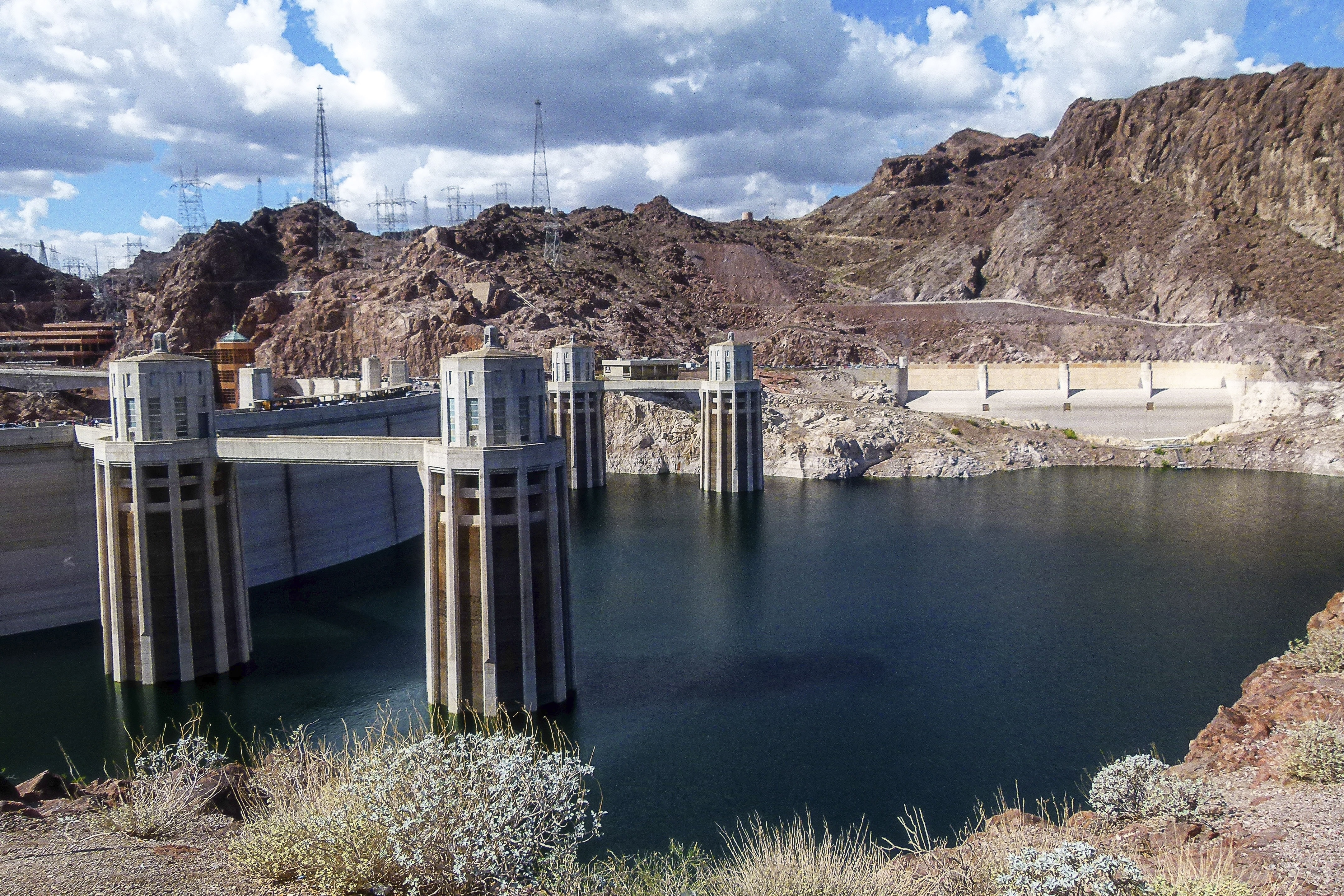 gray concrete water dam
