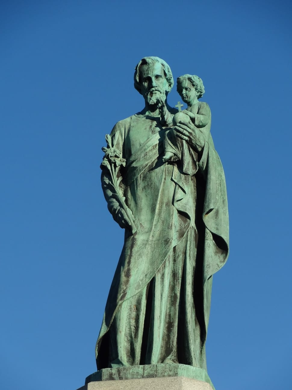 religious statue of father and son preview