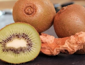 3 kiwi fruits thumbnail