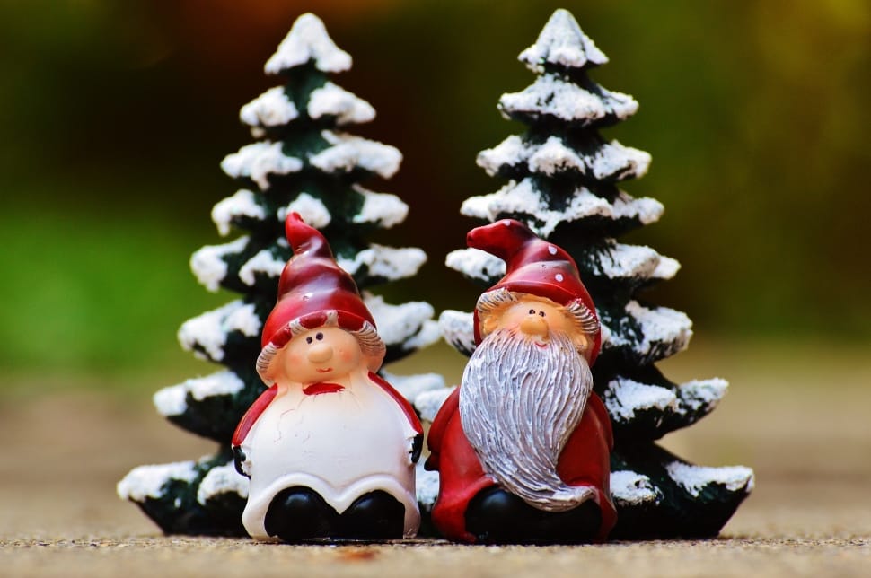Mr. and Mrs. Claus garden gnome preview
