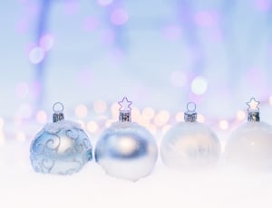 4 grey and white baubles thumbnail