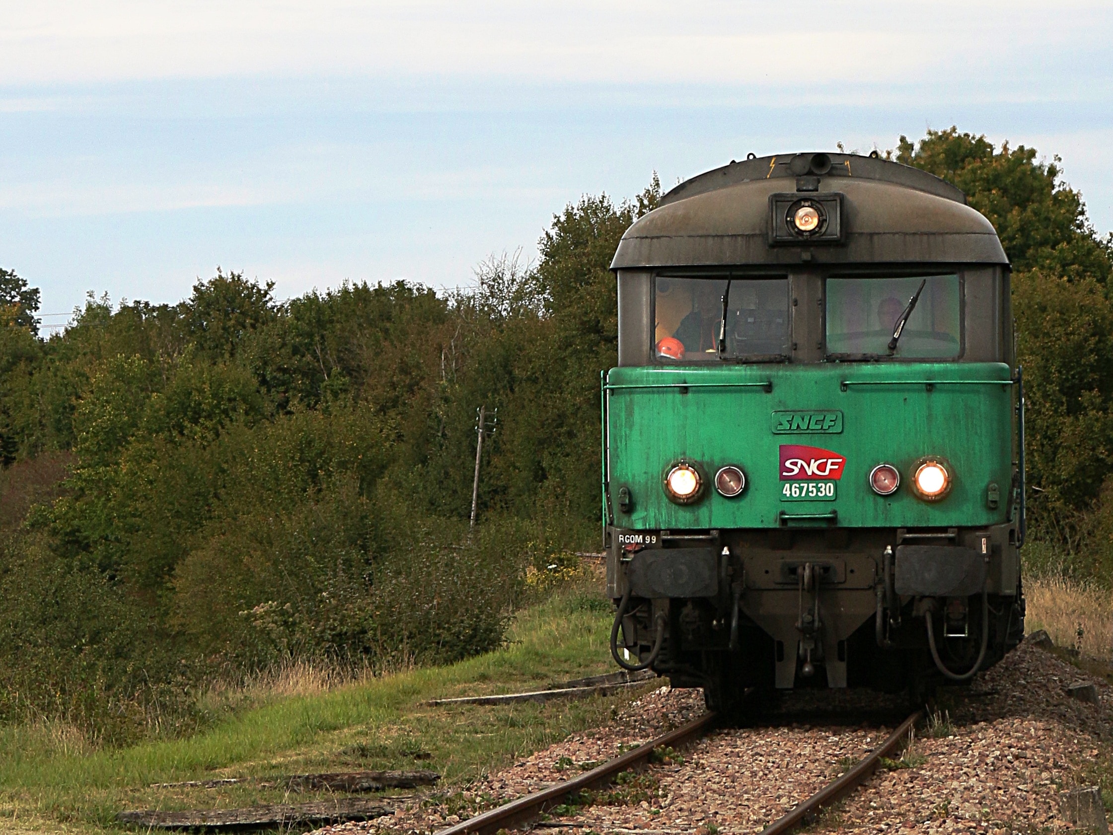 green and black locomotive