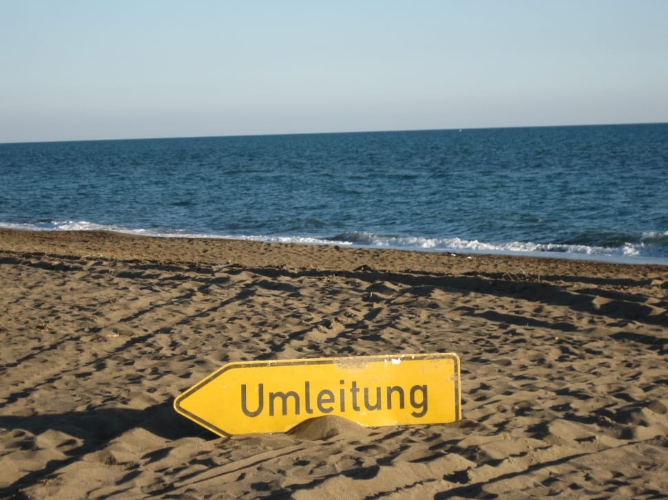 yellow and black umleitung signage preview