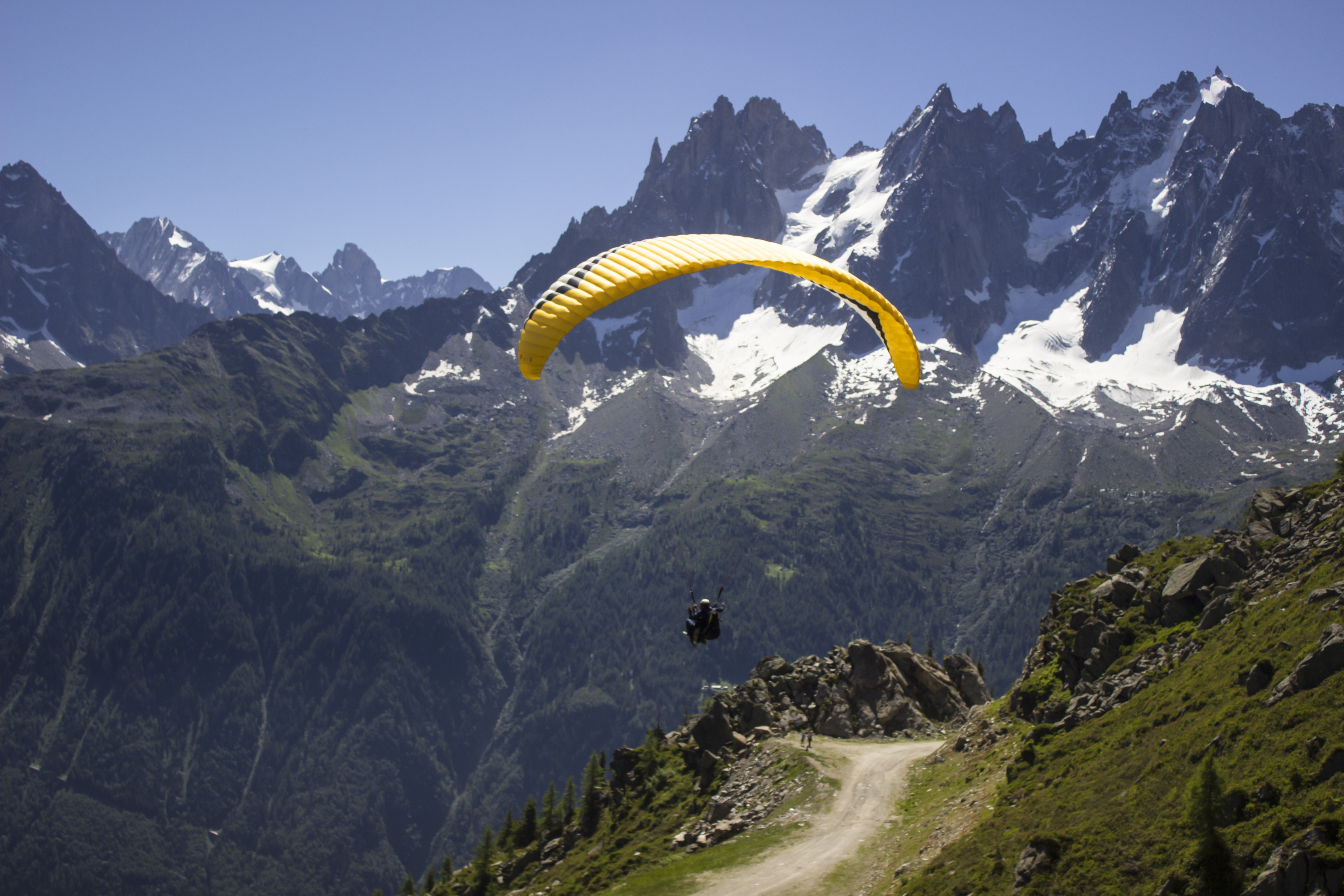 yellow paragliding