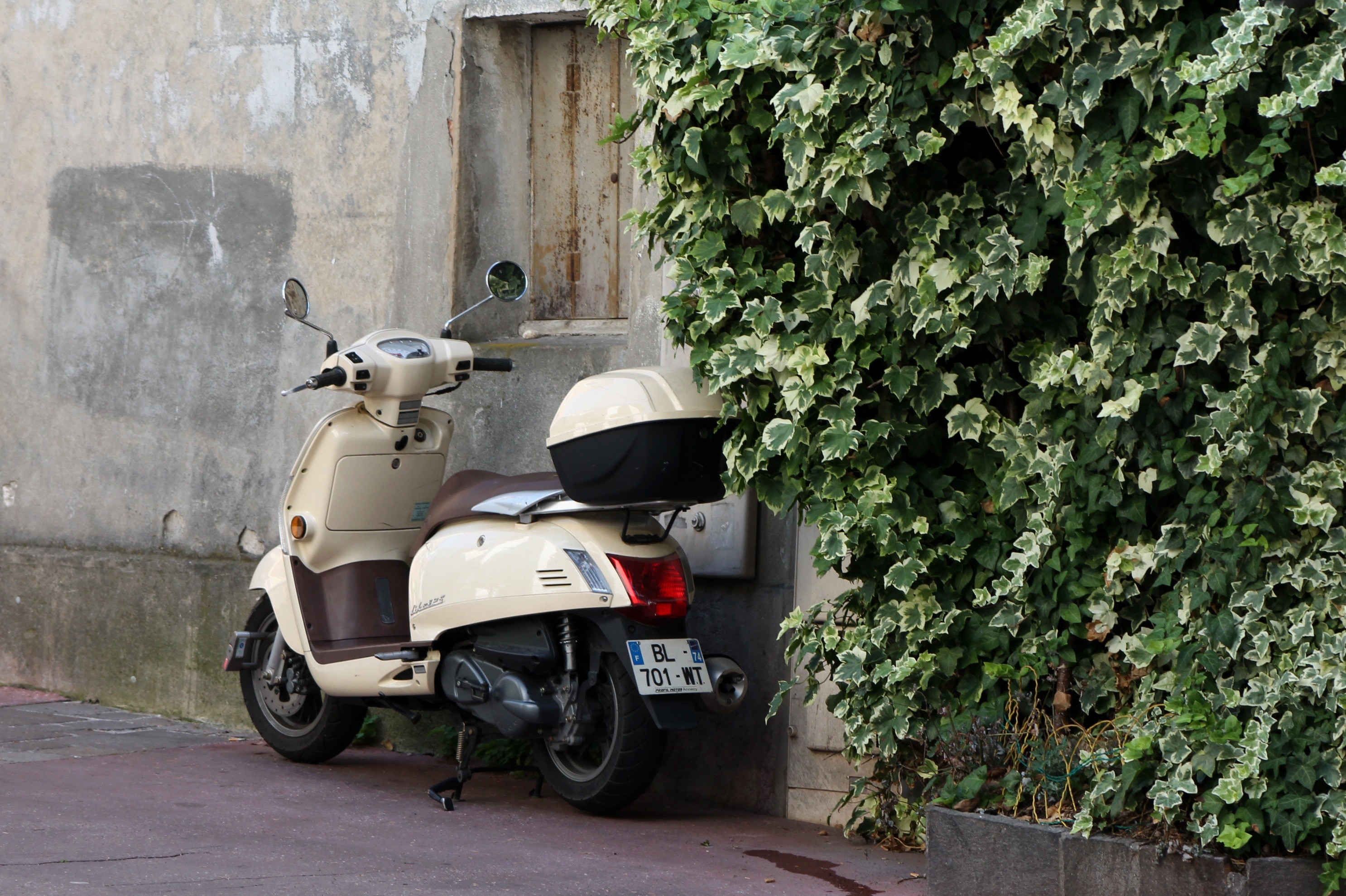 beige and brown automatic motor scooter
