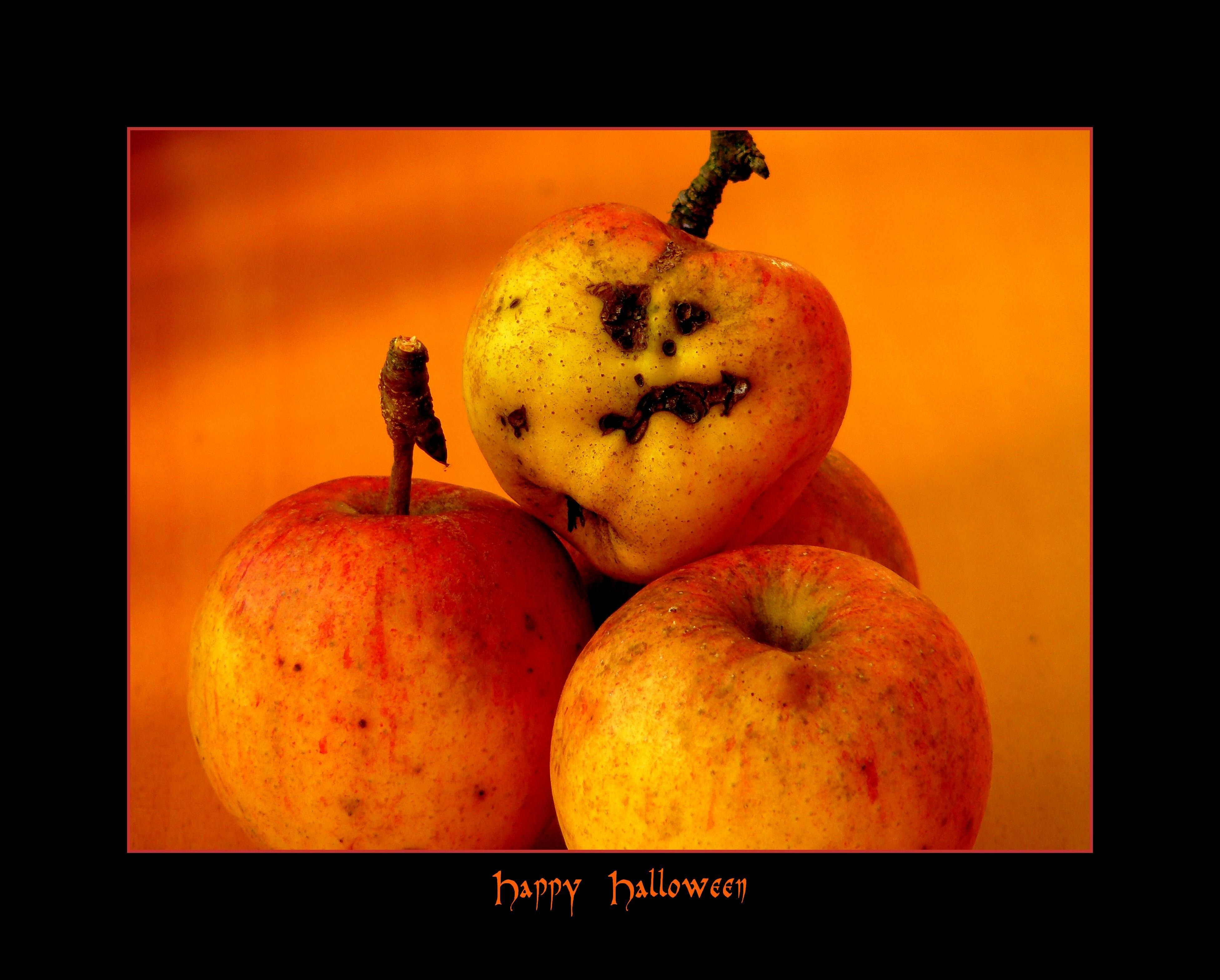 four apple fruit