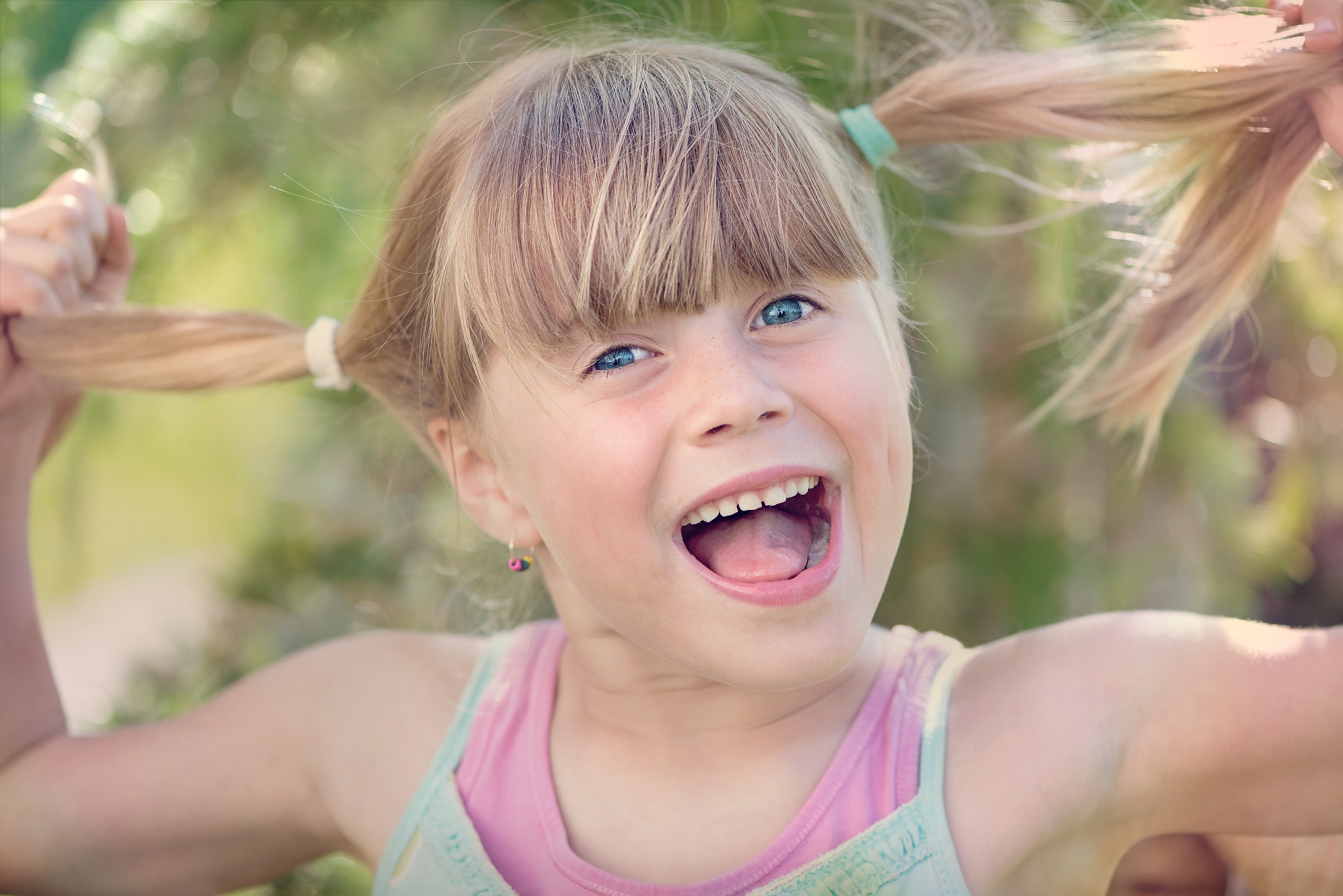Улыбаться и смеяться чаще. Радостное лицо ребенка. Счастливые эмоции детей. Радостные эмоции детей. Девочка смеется.