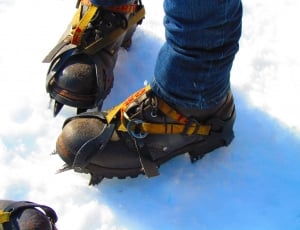 pair of black snow boots thumbnail