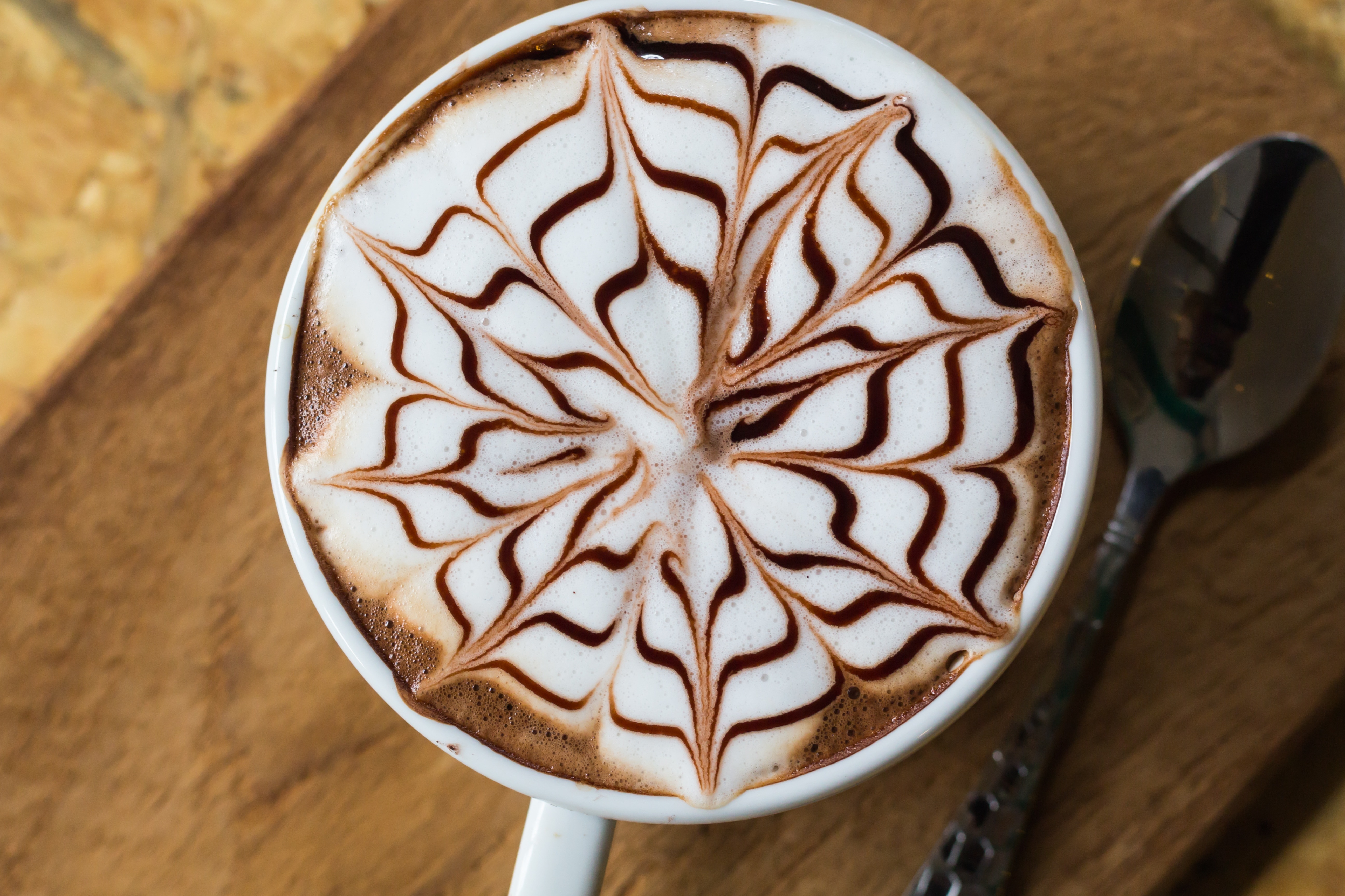 floral design latte coffee