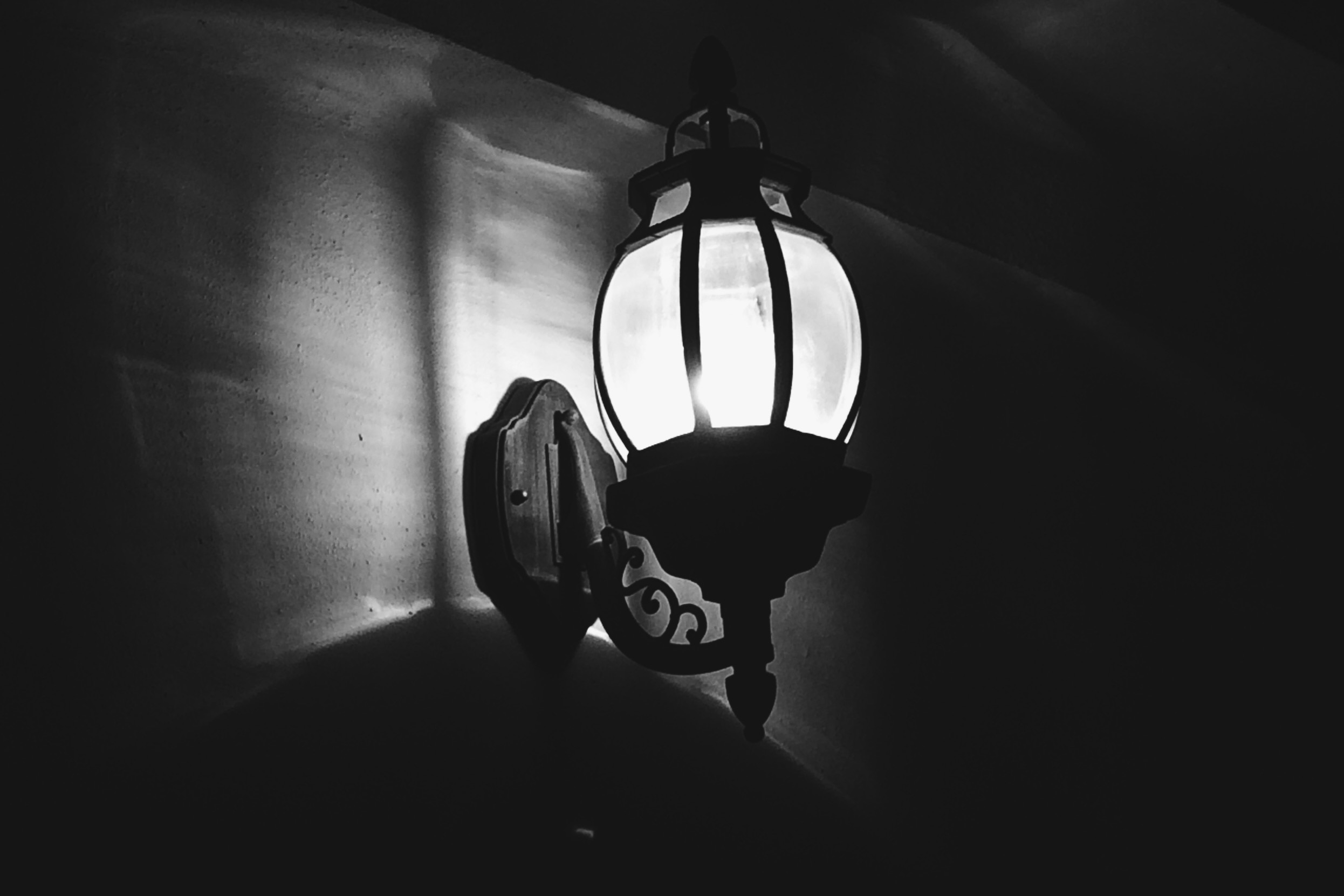 Помещение освещается фонарем с 4 лампами. Grayscale Lamp.