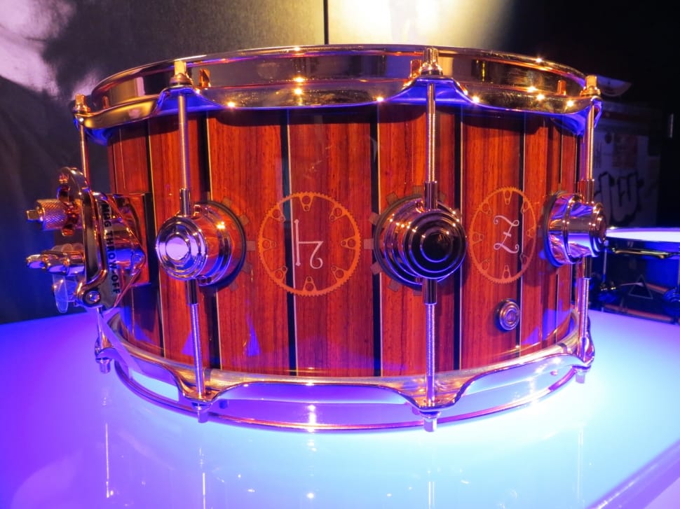 brown and stainless steel snare drum preview