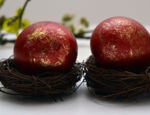 red baubles in nest thumbnail