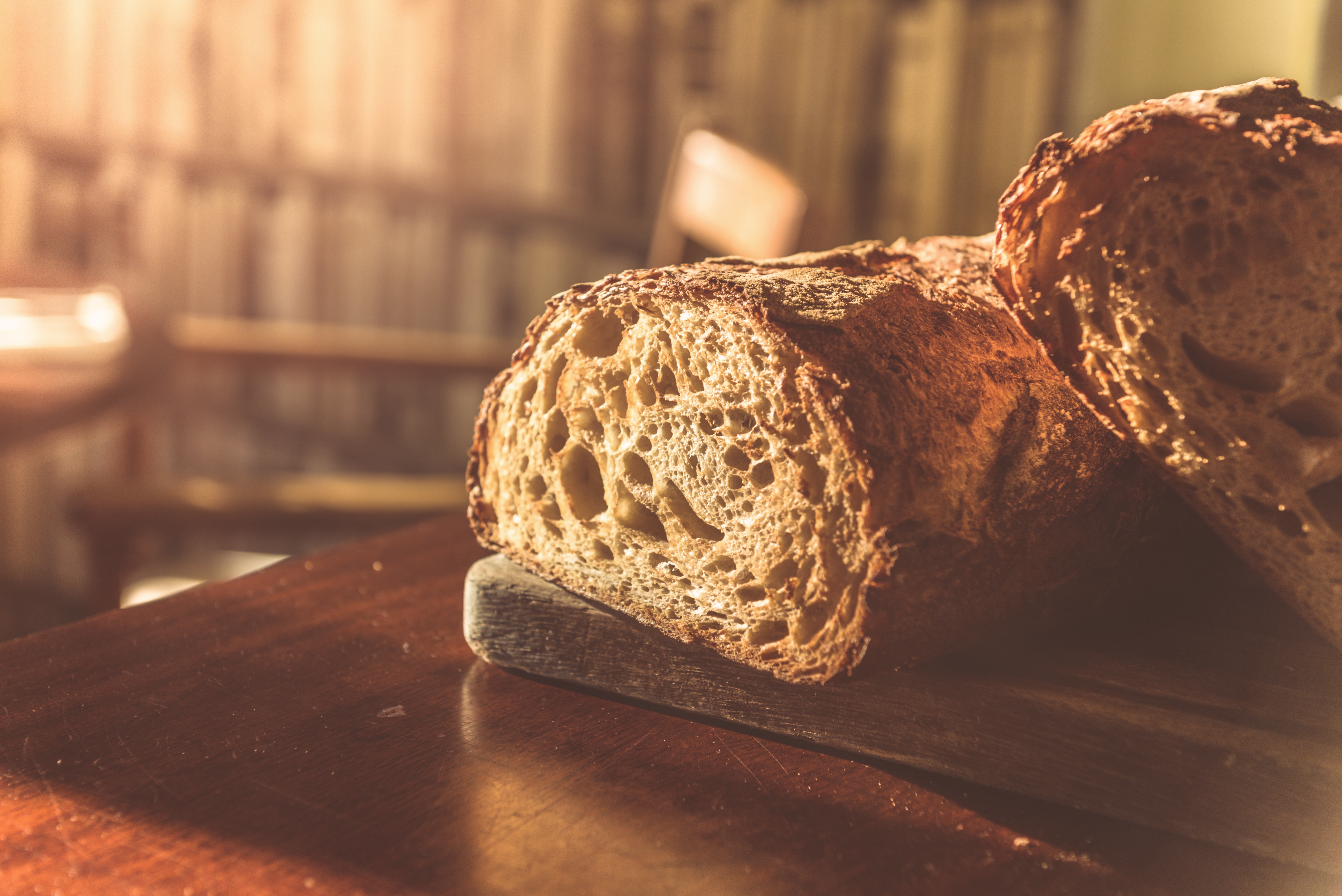 Ночью ем хлеб. Хлеб на столе. Выпечка хлеба. Хлебобулочные изделия Эстетика. Красивый хлеб.