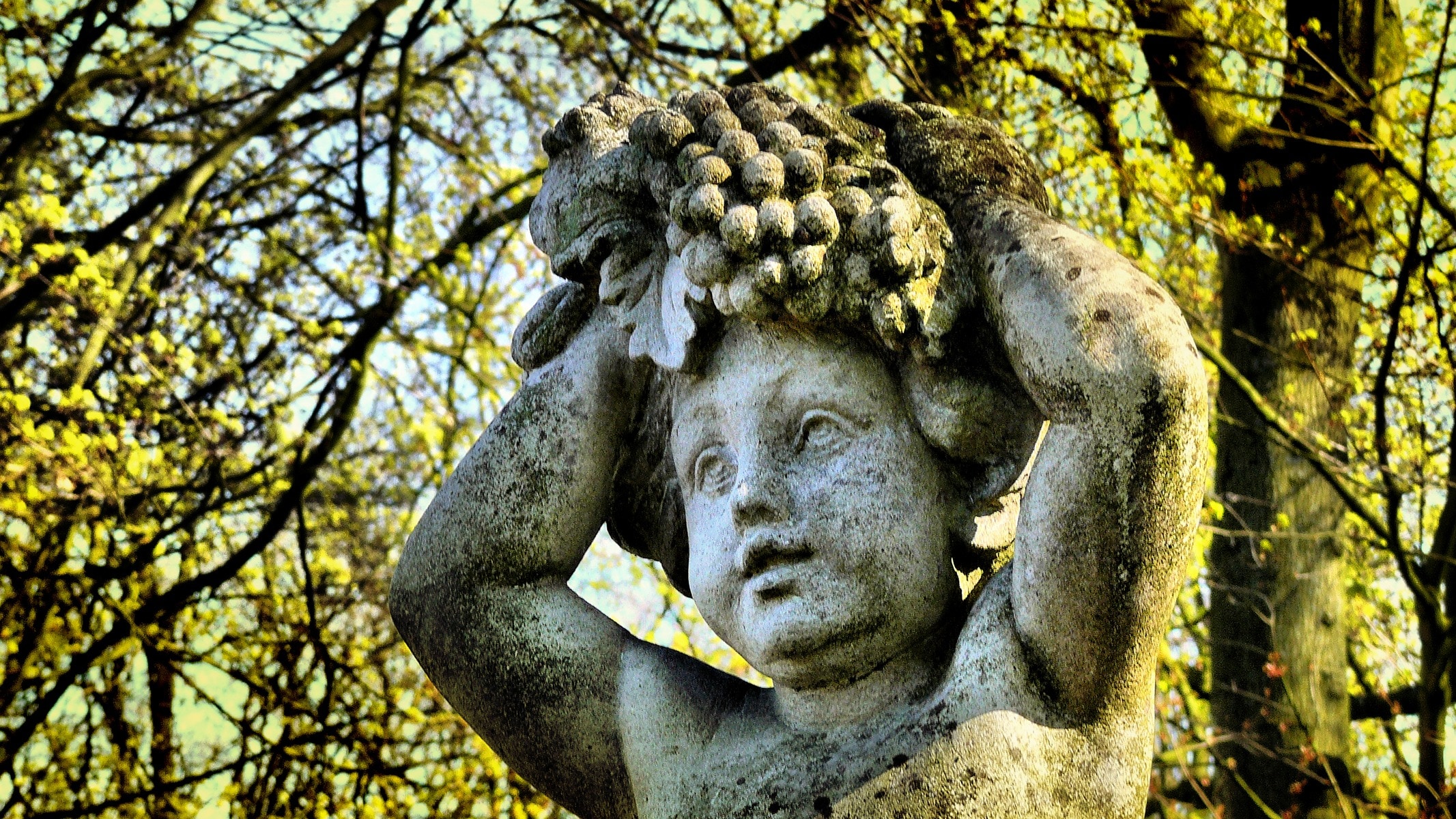 close up photography of concrete statue during daytime