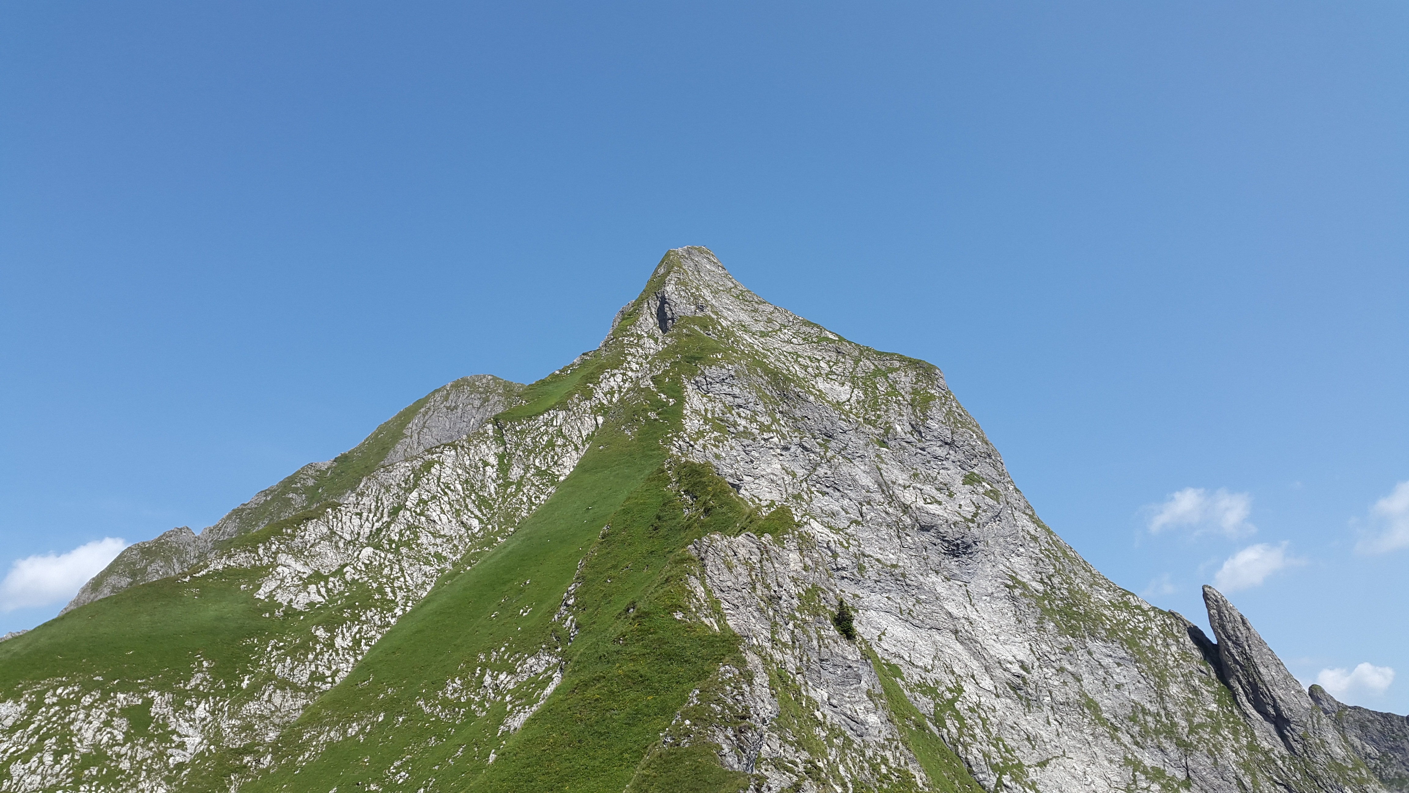 green and grey bifold peak mountain