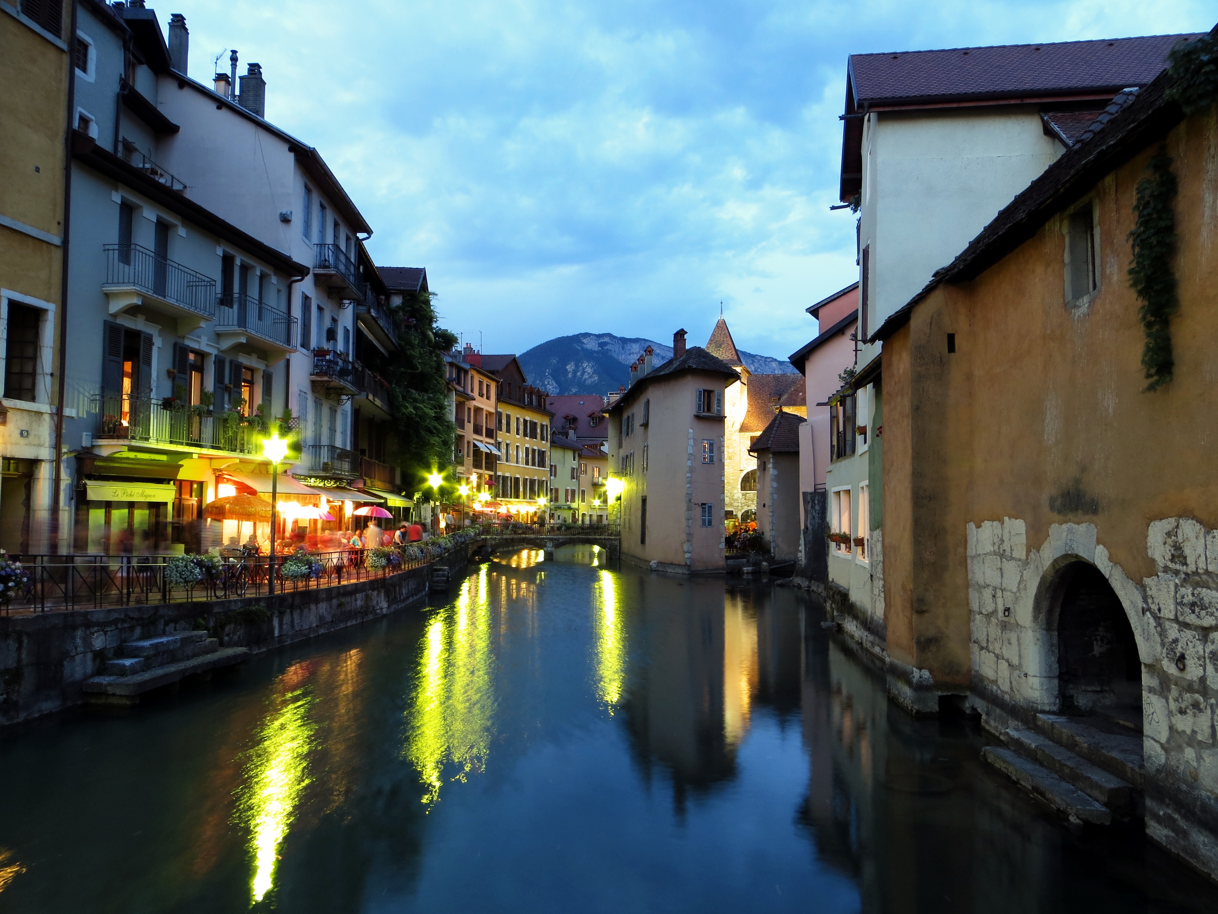 Canal france. Деревня Анси Франция. Река Анси. Annecy город Франции. Анси Женева.