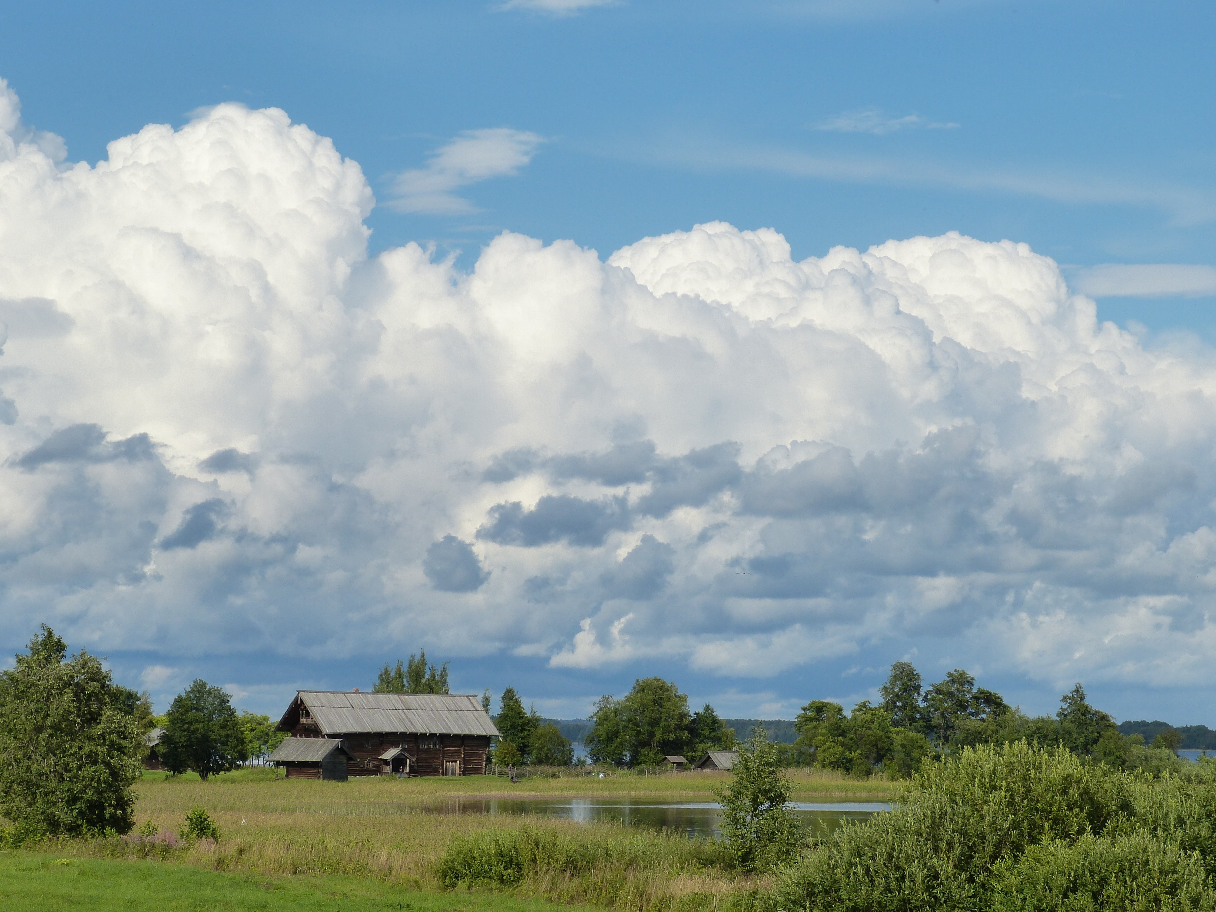 Cloud в россии. Кучевые облака облака. Пейзаж с облаками. Красивые Кучевые облака. Кучевые облака в поле.