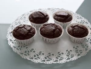 5 pieces of chocolate cupcakes thumbnail