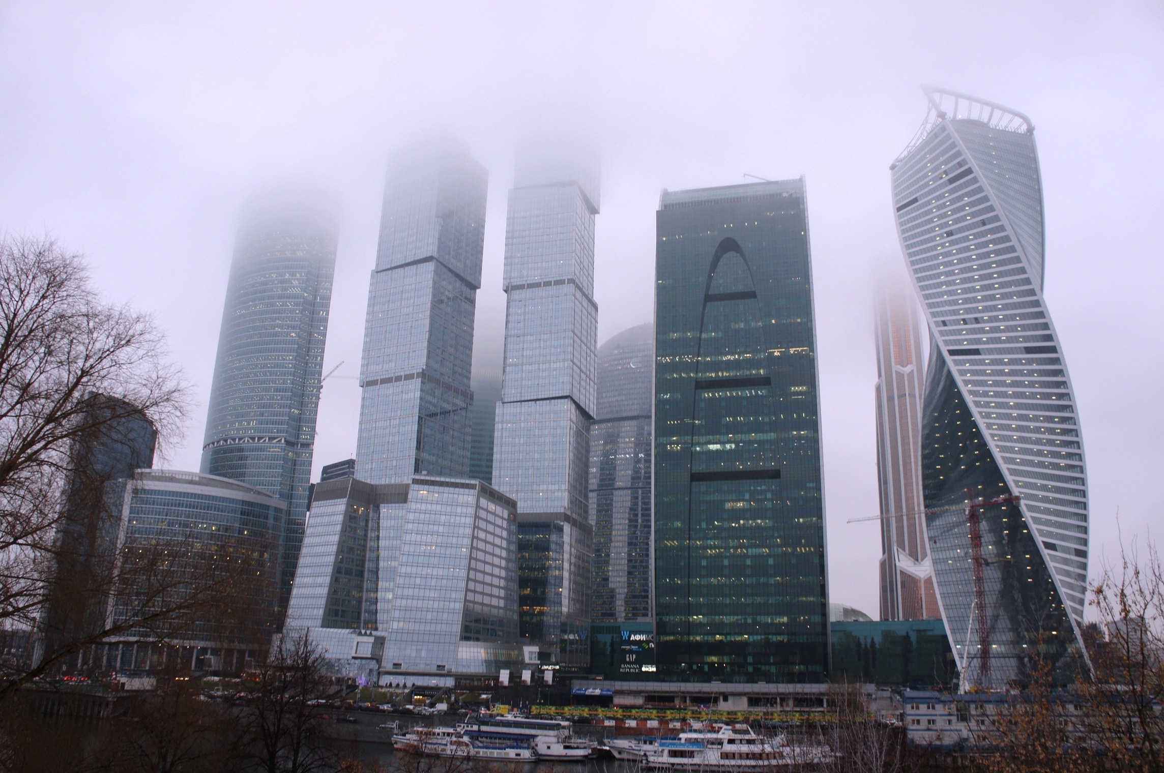 Block moscow. Москва Сити 2001. Небоскребы Москва Сити в тумане. Москва Сити красное здание. Заброшенный небоскреб в Москве Сити.