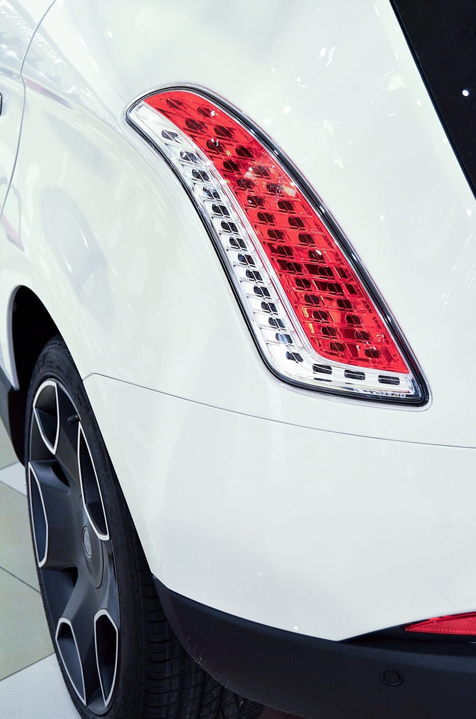 red and white car headlight preview
