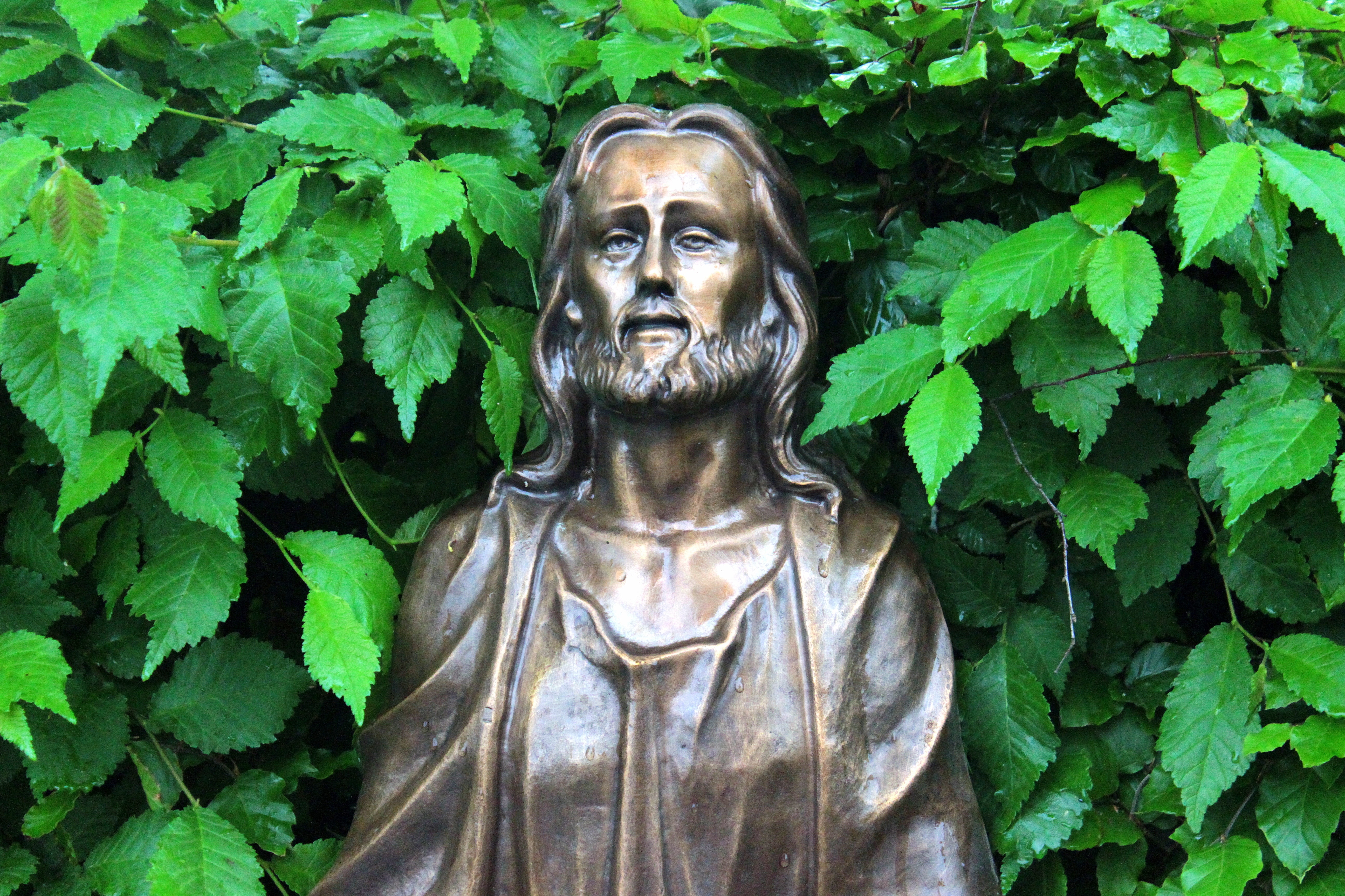 jesus bronze statue