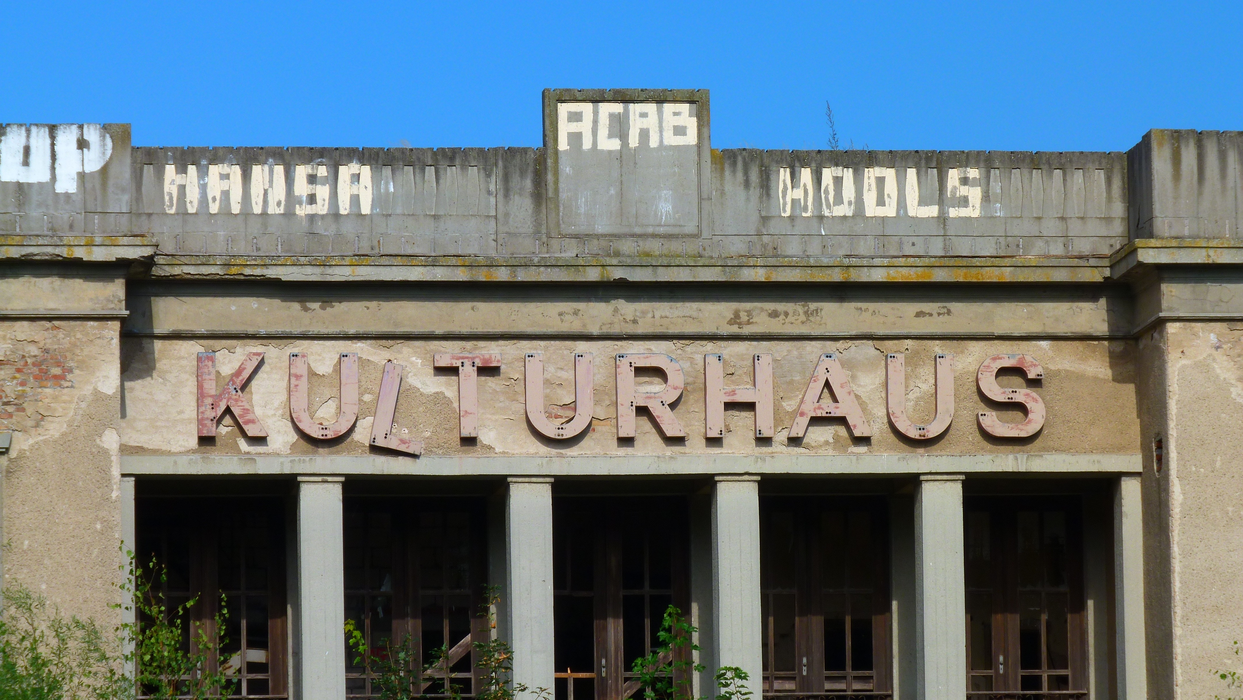 brown and gray concrete kulturhaus