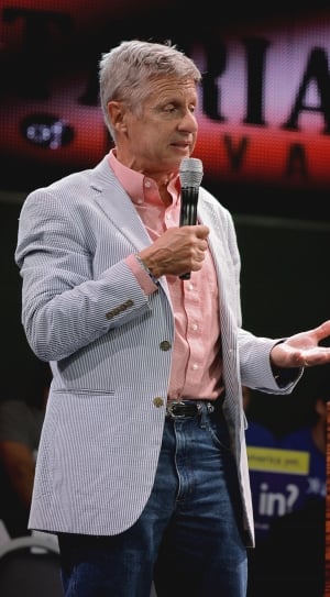 man wearing gray blazer,pink dress shirt and blue denim pants thumbnail