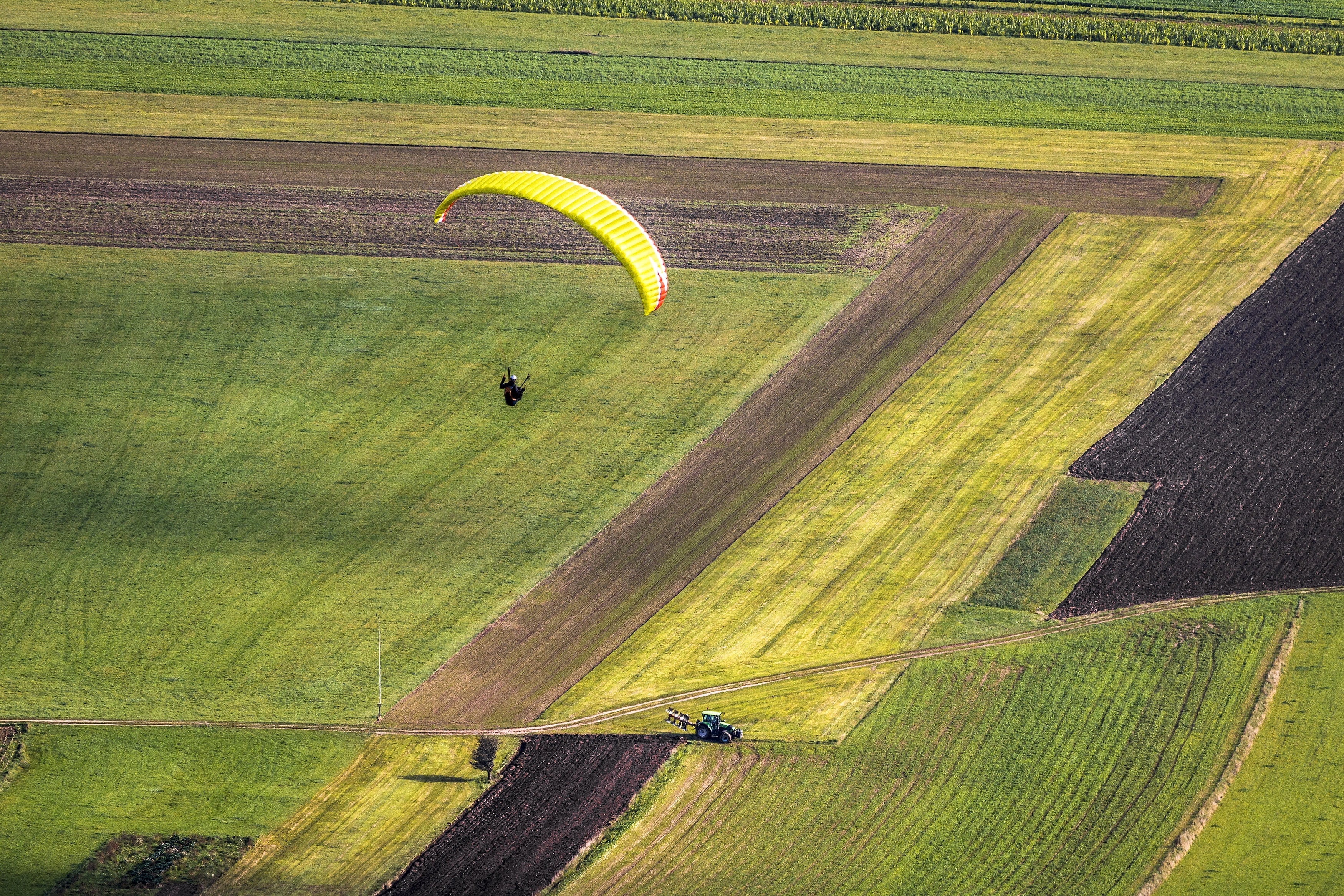yellow paragliding chute