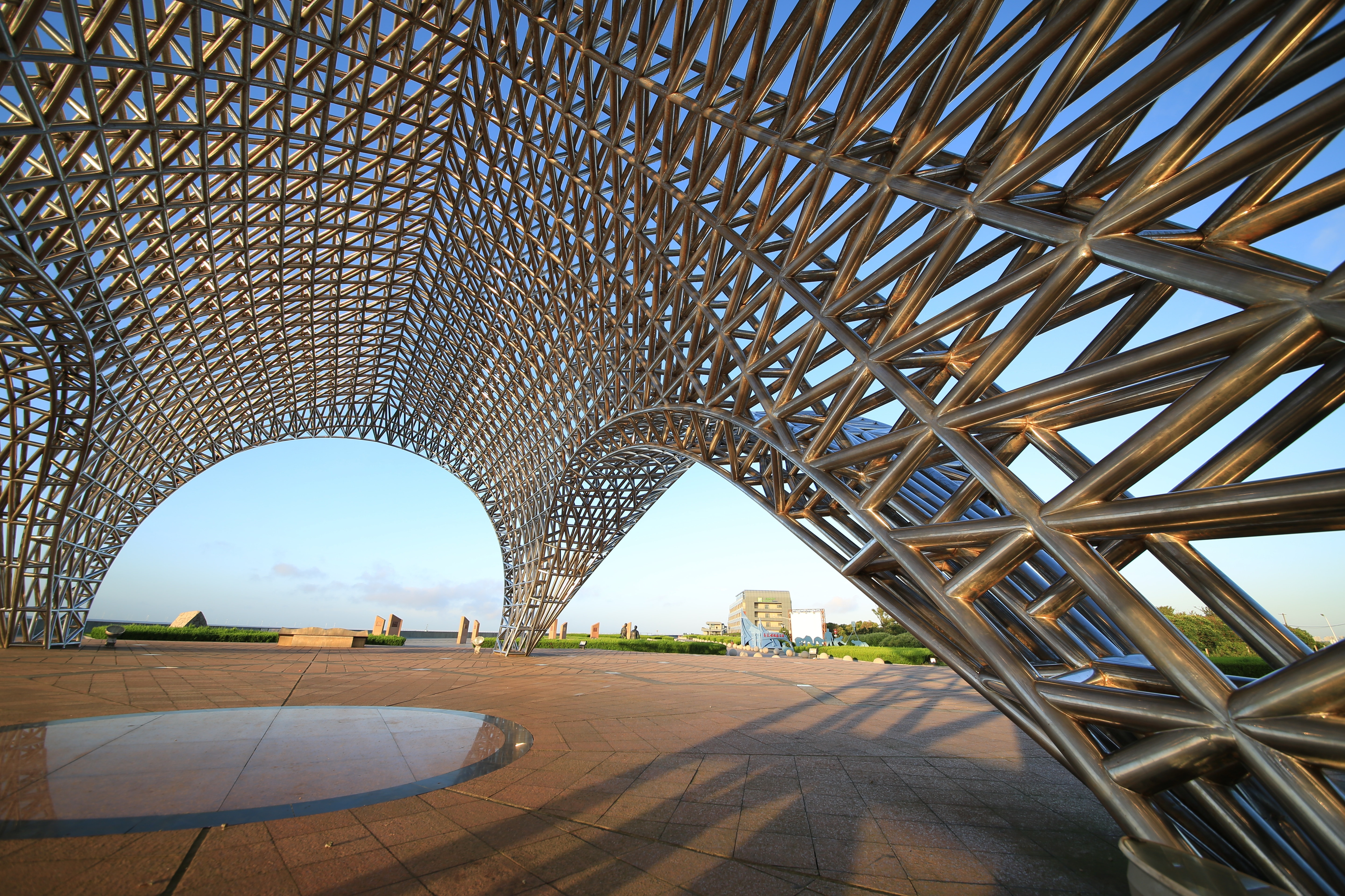 А также другие конструкции для. Сетчатая оболочка купола «Балтийская Жемчужина». Архитектура Шератон Хучжоу. Металлические конструкции в архитектуре. Современные металлические конструкции.