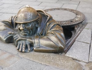 man in a hole statue thumbnail