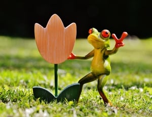 frog holding tulips flower design lawn decor thumbnail