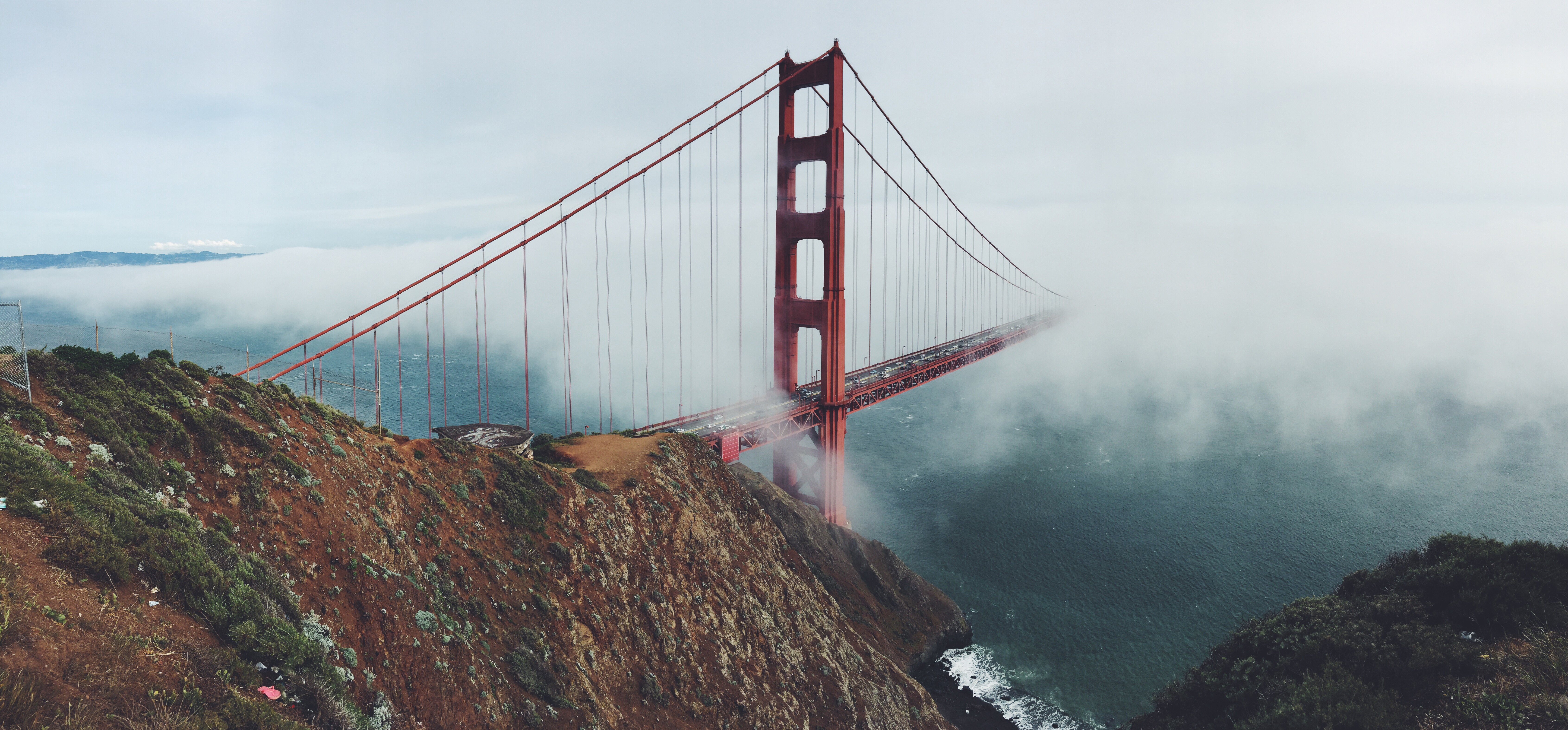 Golden Gate Bridge (Cầu Vàng San Francisco): Không gì tuyệt vời hơn là chiêm ngưỡng vẻ đẹp thần thánh của cầu vàng San Francisco. Với kích thước to lớn và kiến trúc tinh tế, cầu sẽ khiến bạn có cảm giác như đang lạc vào một câu chuyện cổ tích. Hãy lưu giữ bức ảnh này như một kỷ niệm đáng nhớ cho chuyến du lịch của bạn.