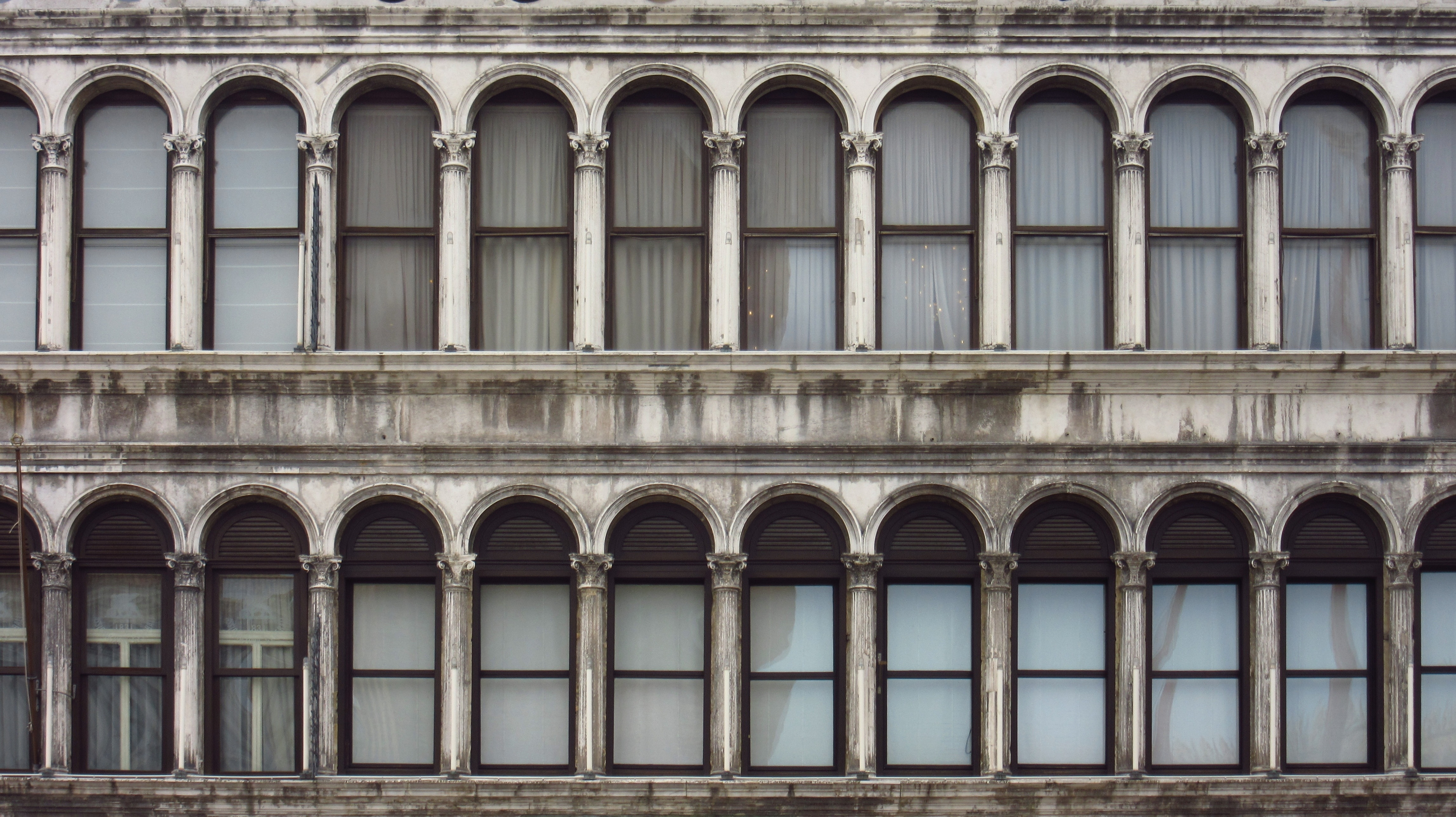 Текстура здания с окнами