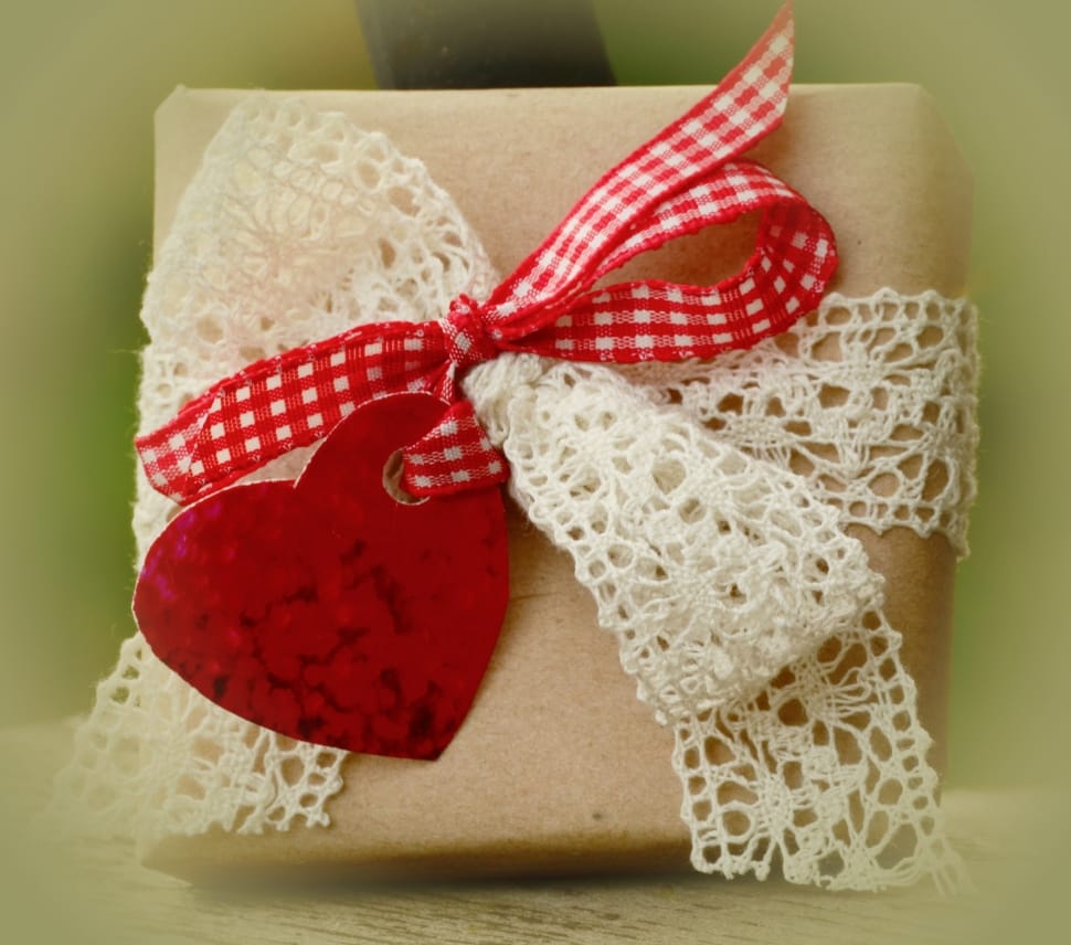white and red bow decor preview