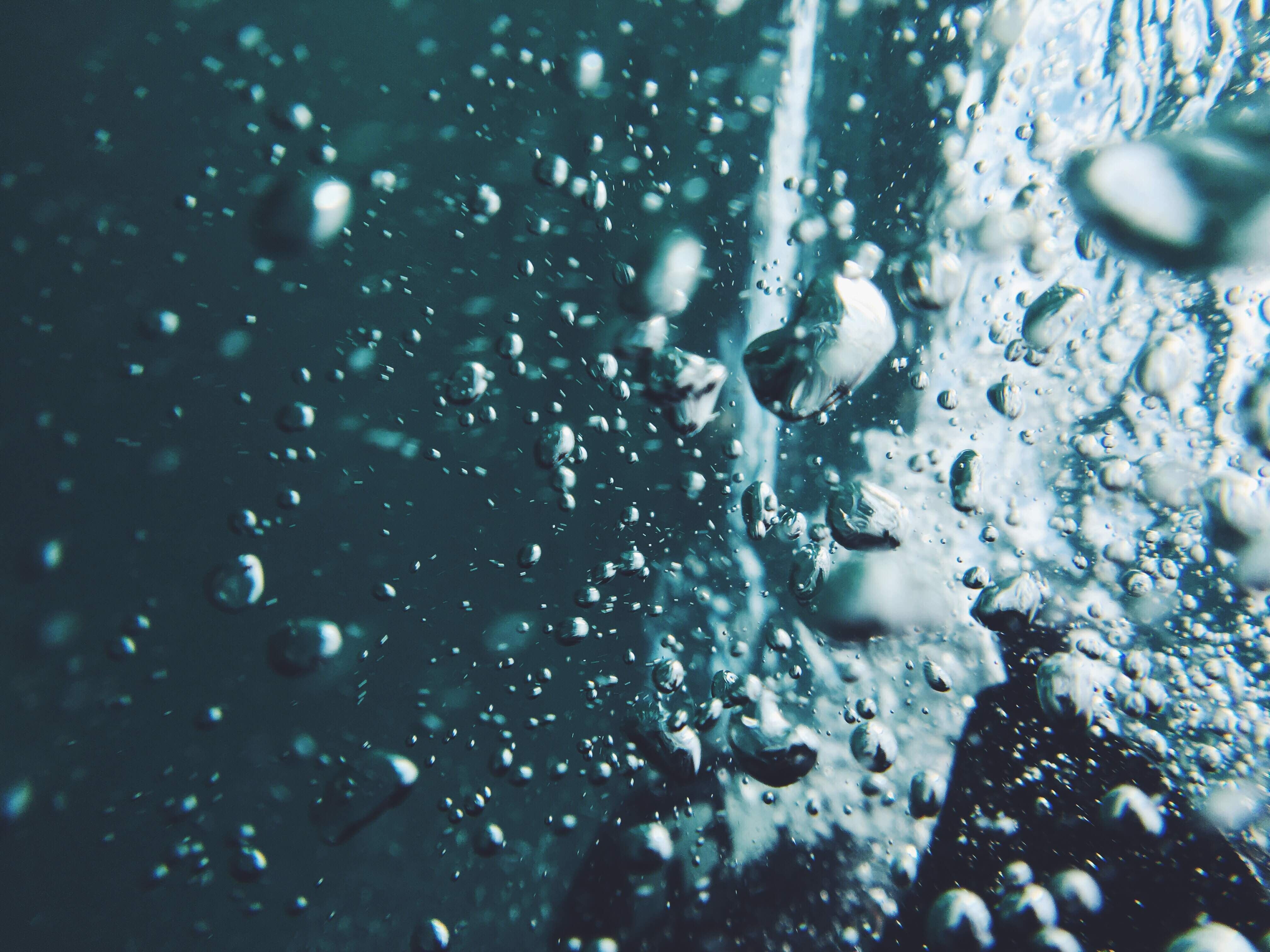 Вода падала стеной. Капли воды. Ледяные капли. Пузыри под водой. Капли на льду.
