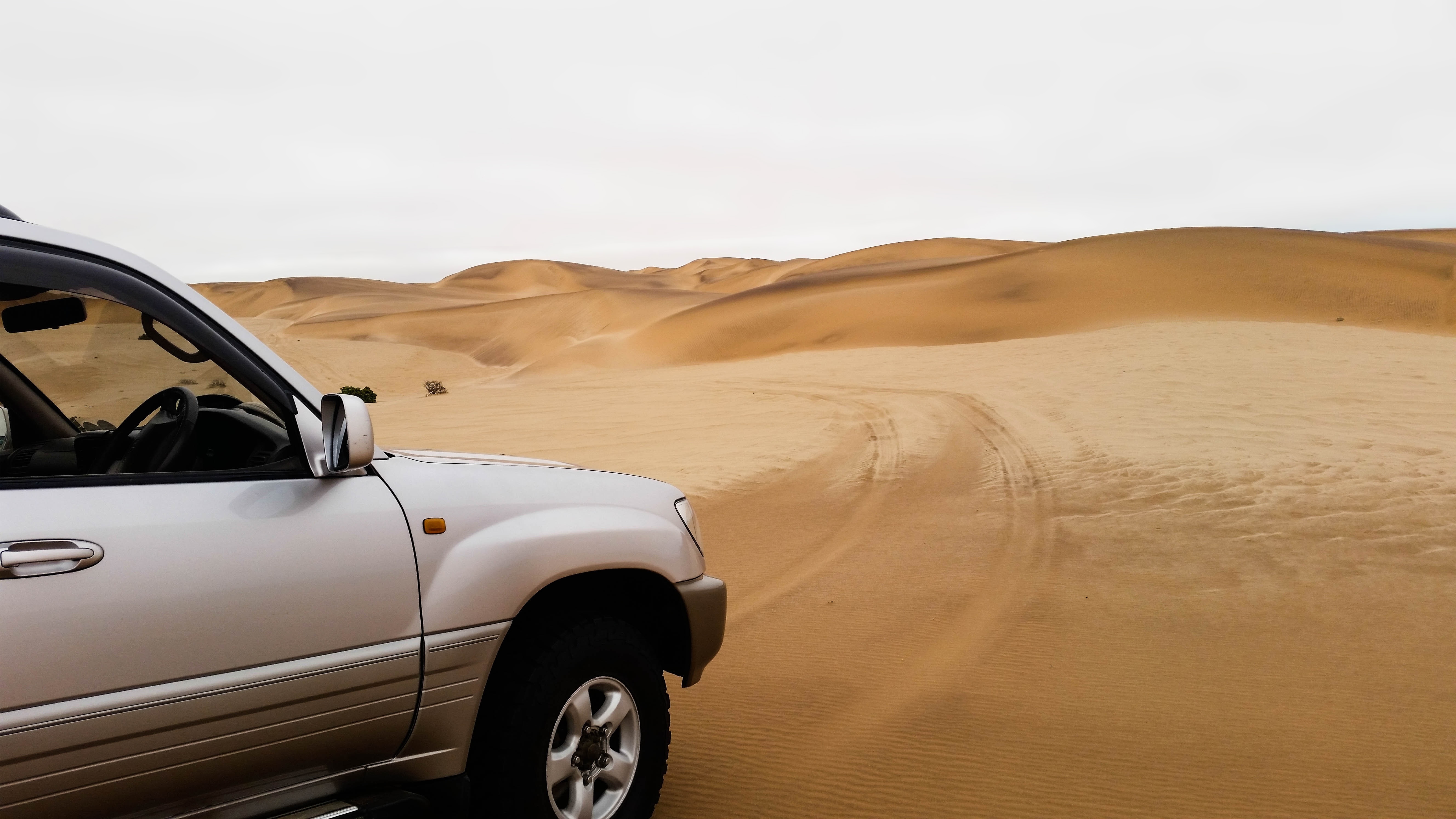 Дорога в дюнах 5. Песчаная дорога в Намибии.. Песочная дорога. Пустыня Намиб обои. Автомобиль на песке обои.