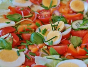 egg spinach and tomato salad thumbnail