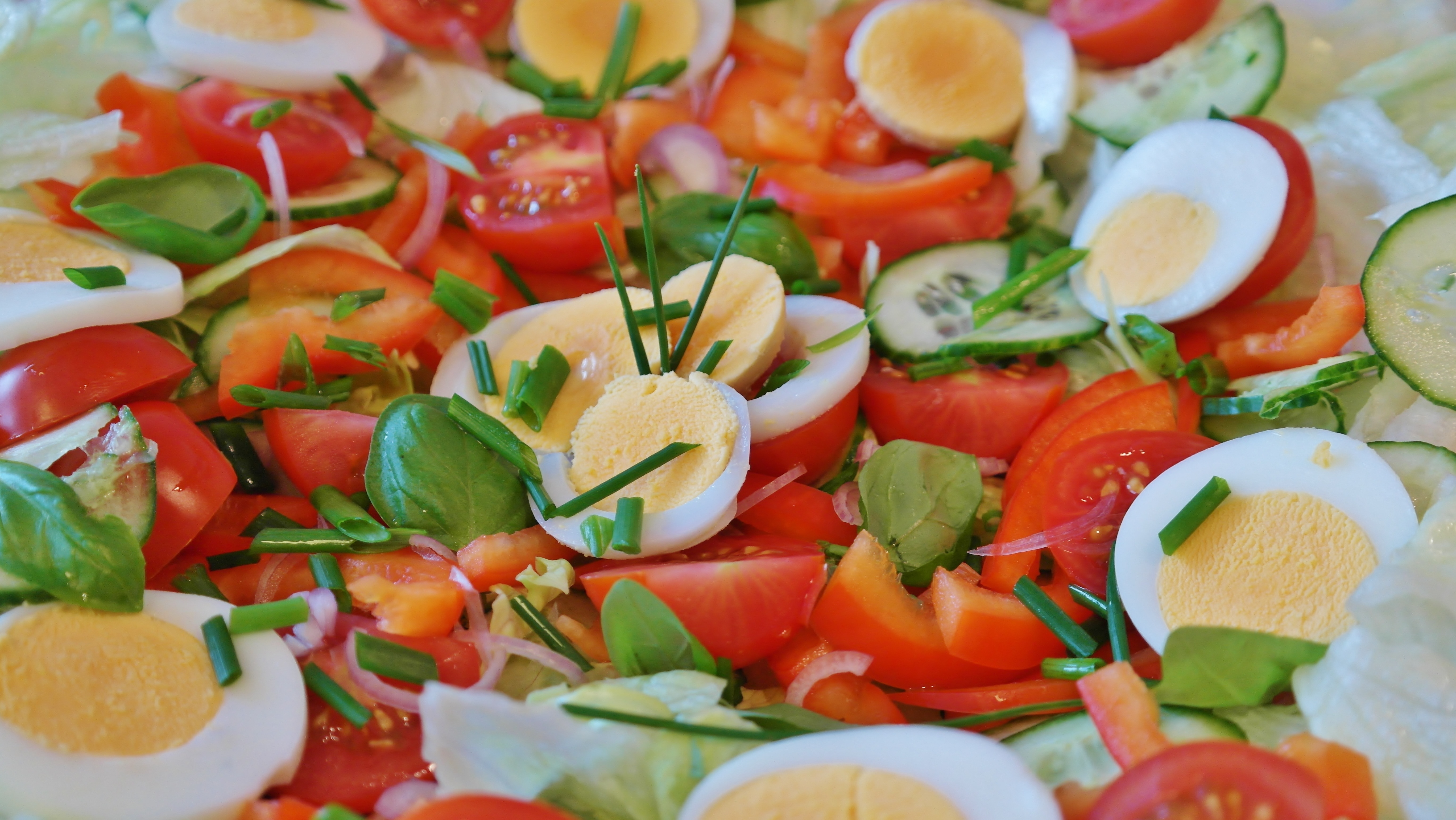 egg spinach and tomato salad