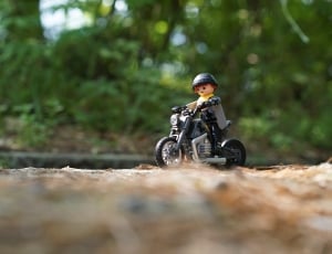 man riding motorcycle lego minifig thumbnail